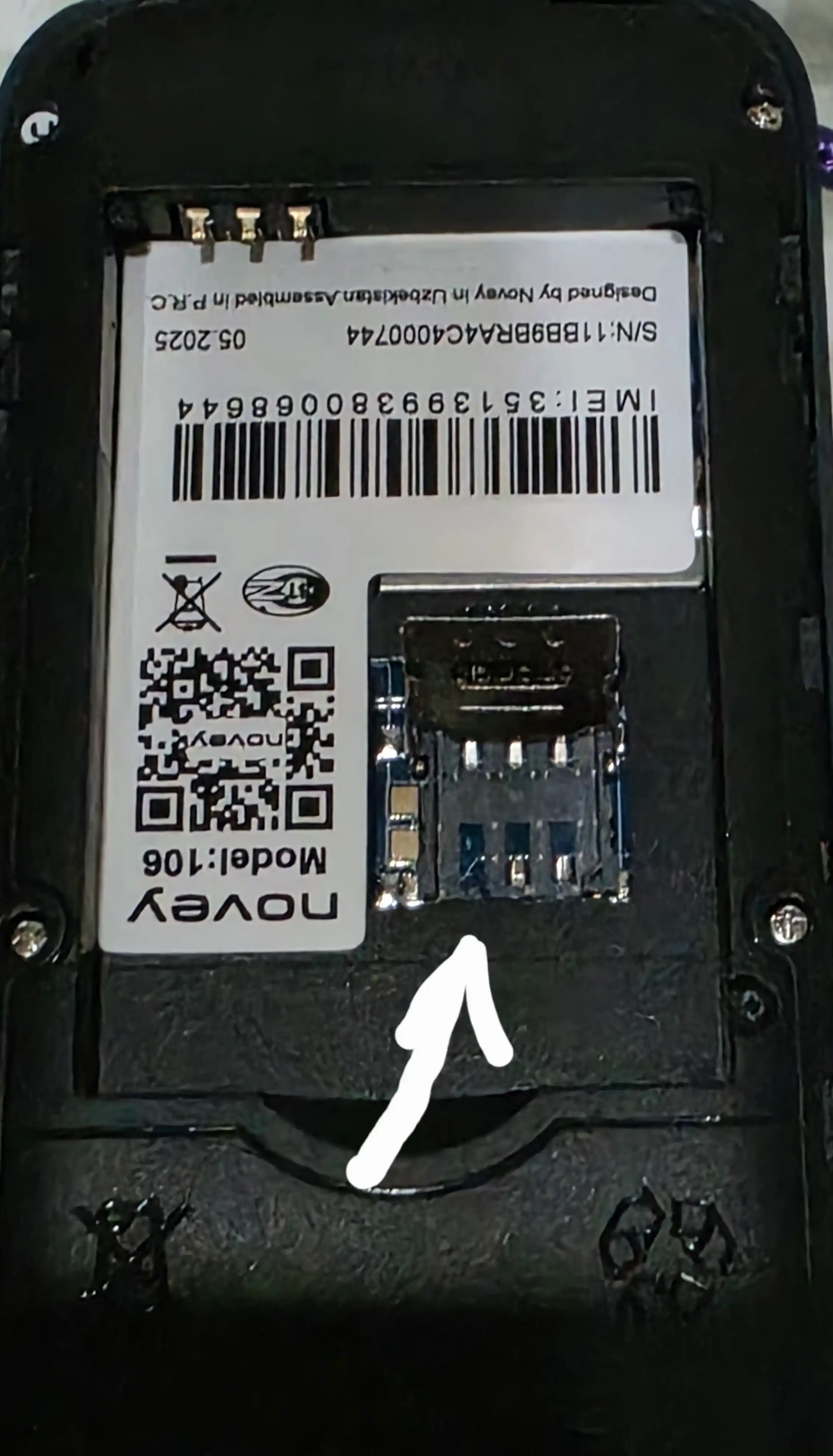 Novey 106 knopkali telefon, kamerasiz, 1 SIM, 4 rang