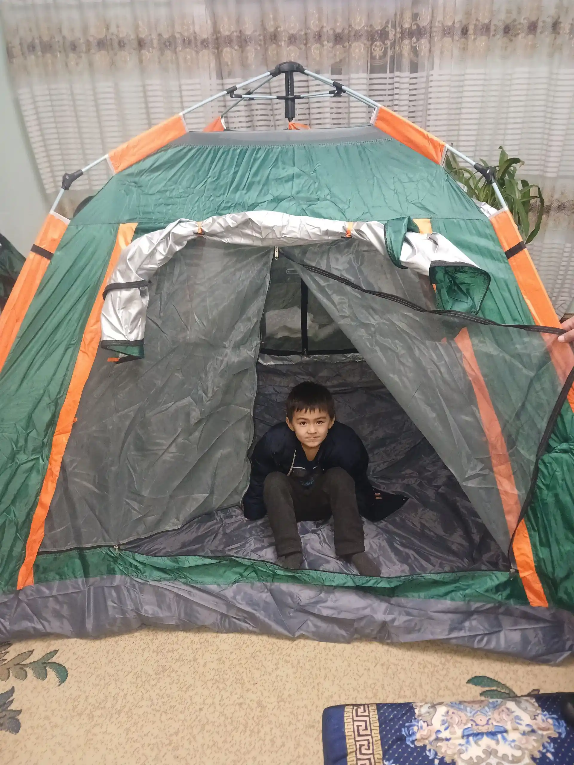 4 kishilik lager chodiri - namlikka chidamli, soyabon va chivinli derazalar bilan