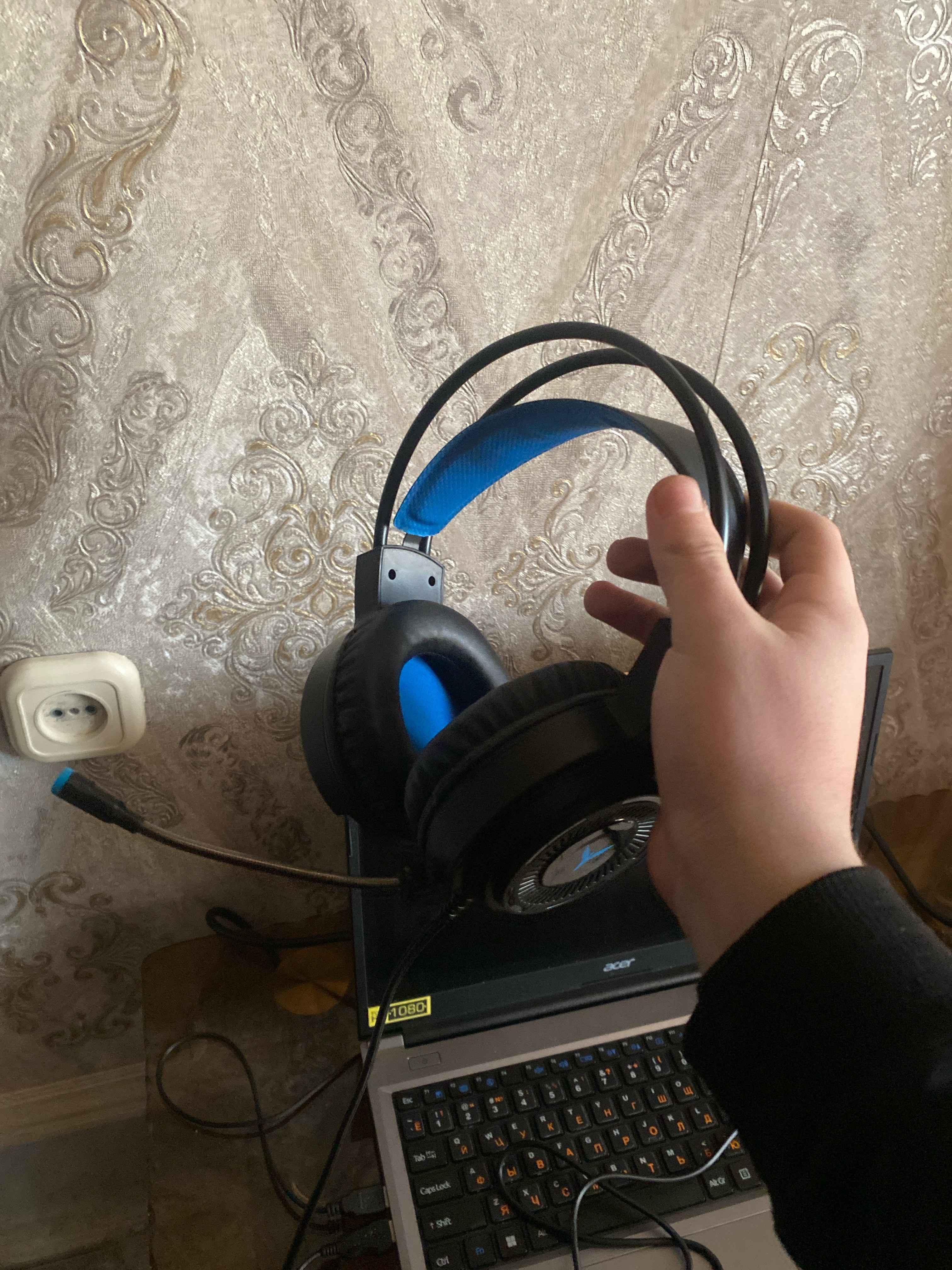 O‘yin quloqchinlari simli mikrofon va RGB yoritgich bilan, kompyuter va noutbuk uchun