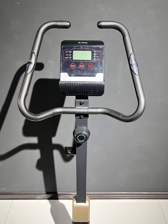 Velosiped - bu uy sharoitida kardio mashqlari uchun qulay va ishonchli mashq mashinasi bo'lib, og'irligi 130 kg gacha va 4 kg volanga ega