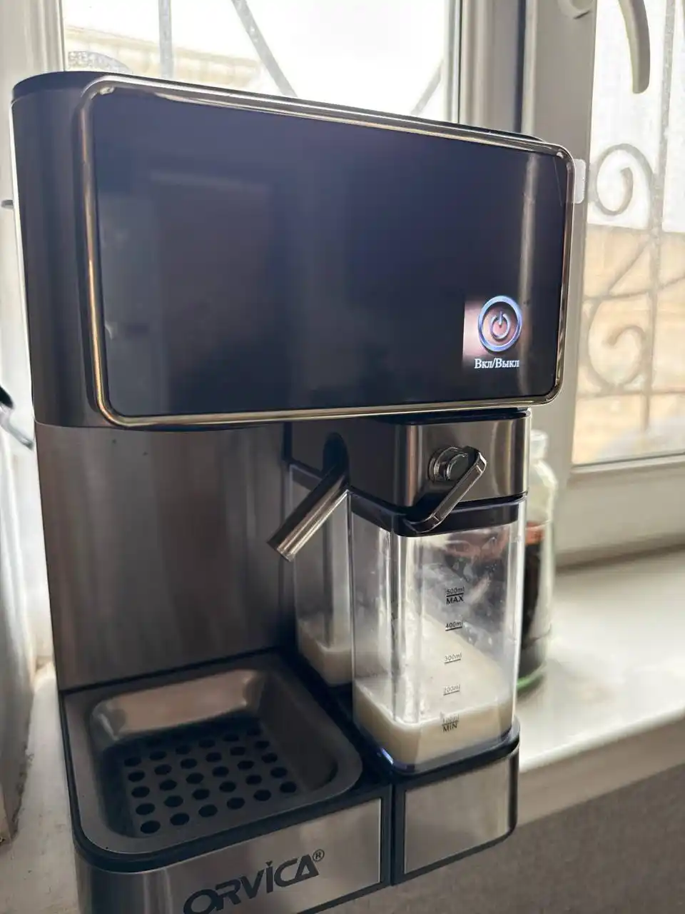 Avtomatik kapuchinatorli qahva mashinasi, 20 bar bosim, 1450 vt quvvat