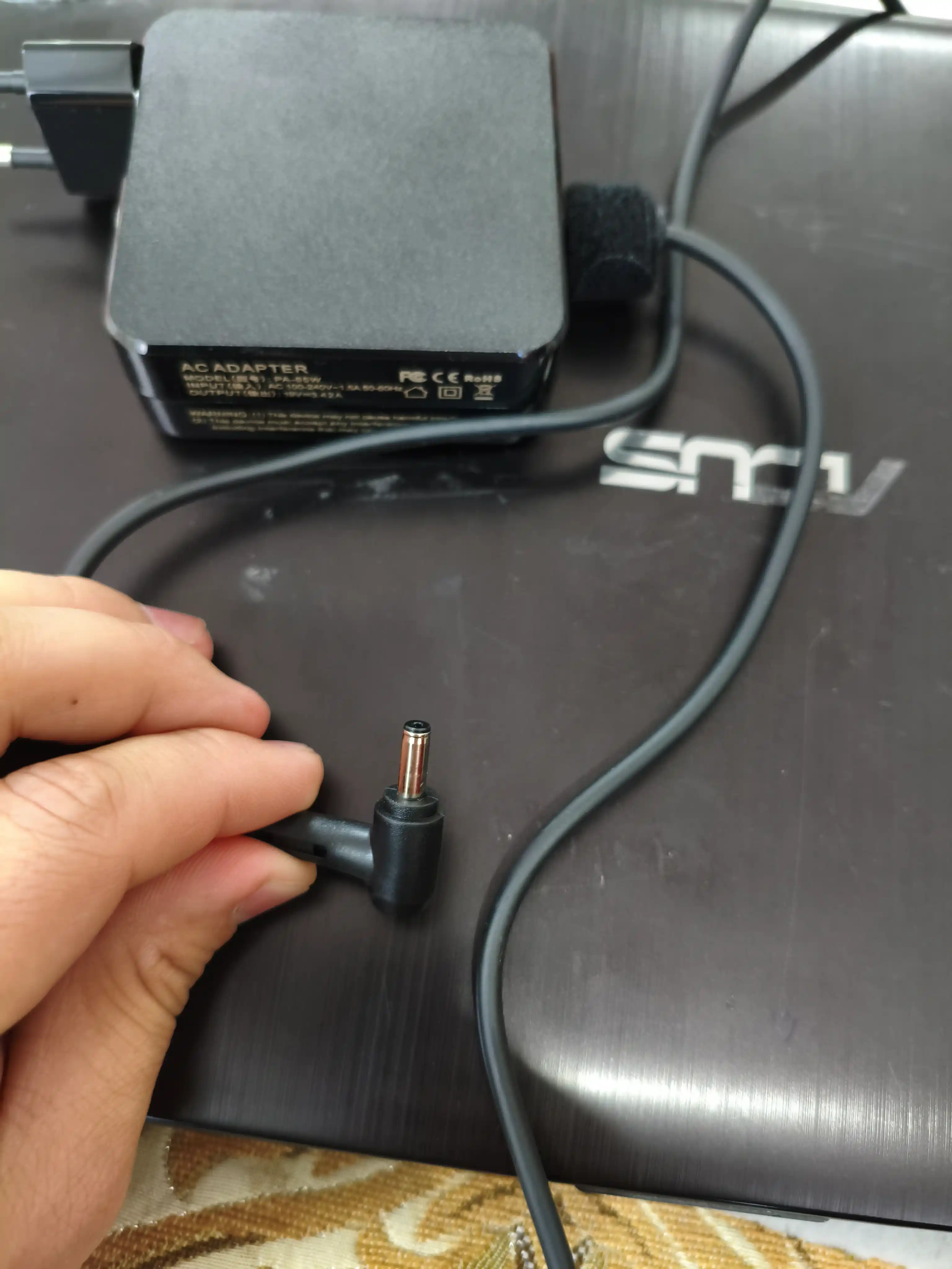 Asus Зарядное устройство для ноутбуков 65W – 4.0x1.35 mm, квадратный дизайн + подарок