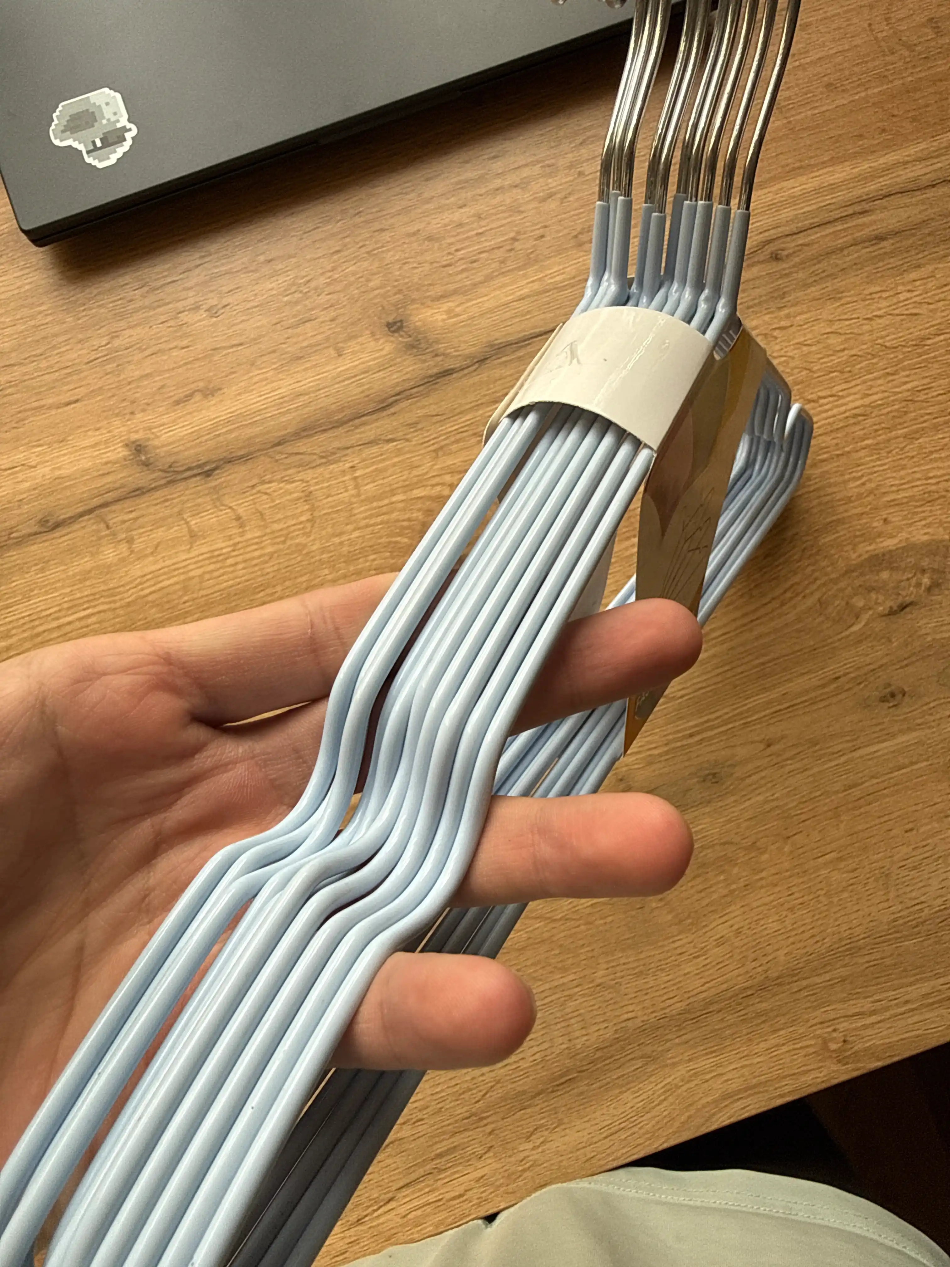 Turli xil rang va dizayndagi chidamli, plastik va metall veshalkalar