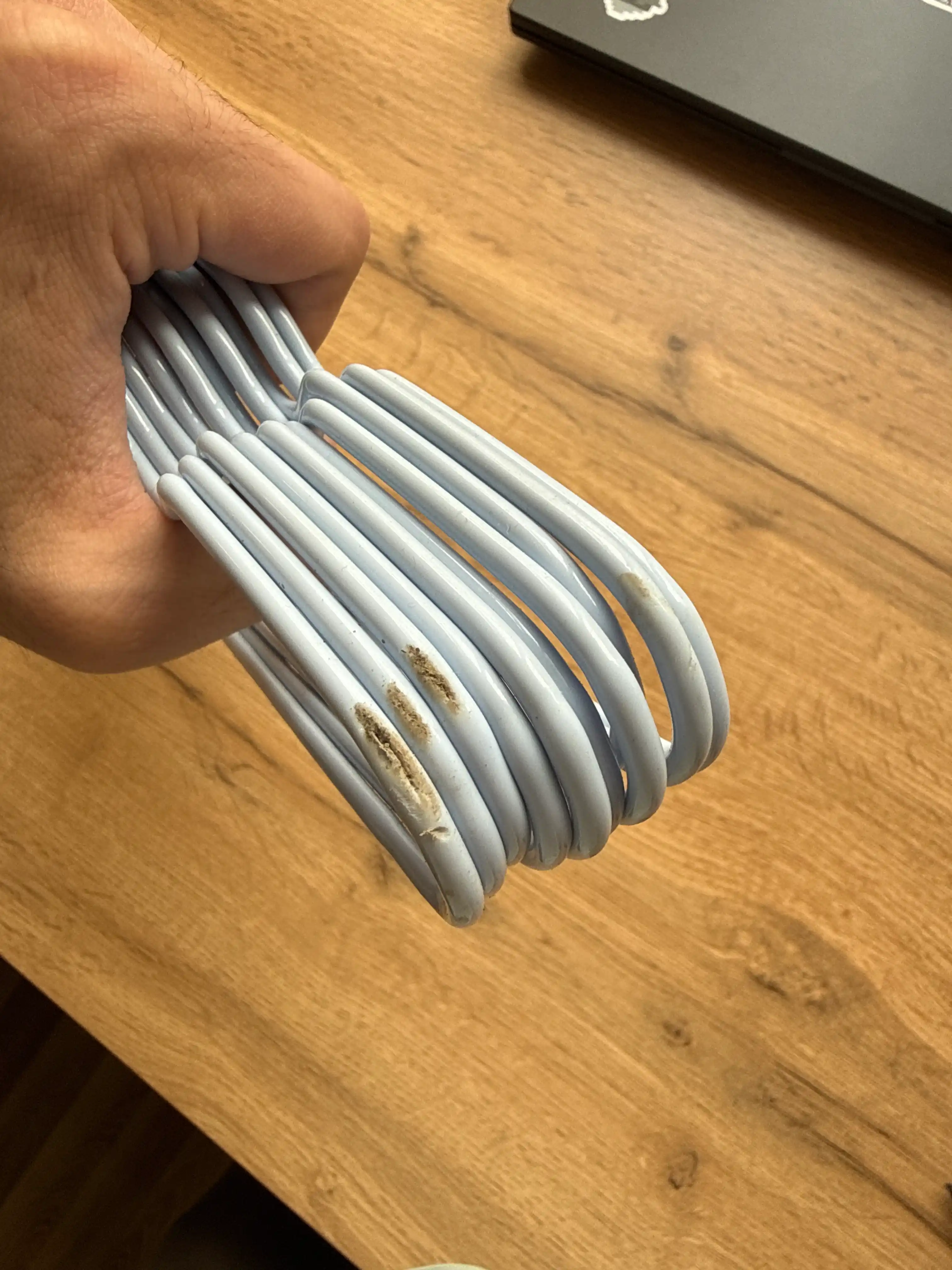 Turli xil rang va dizayndagi chidamli, plastik va metall veshalkalar