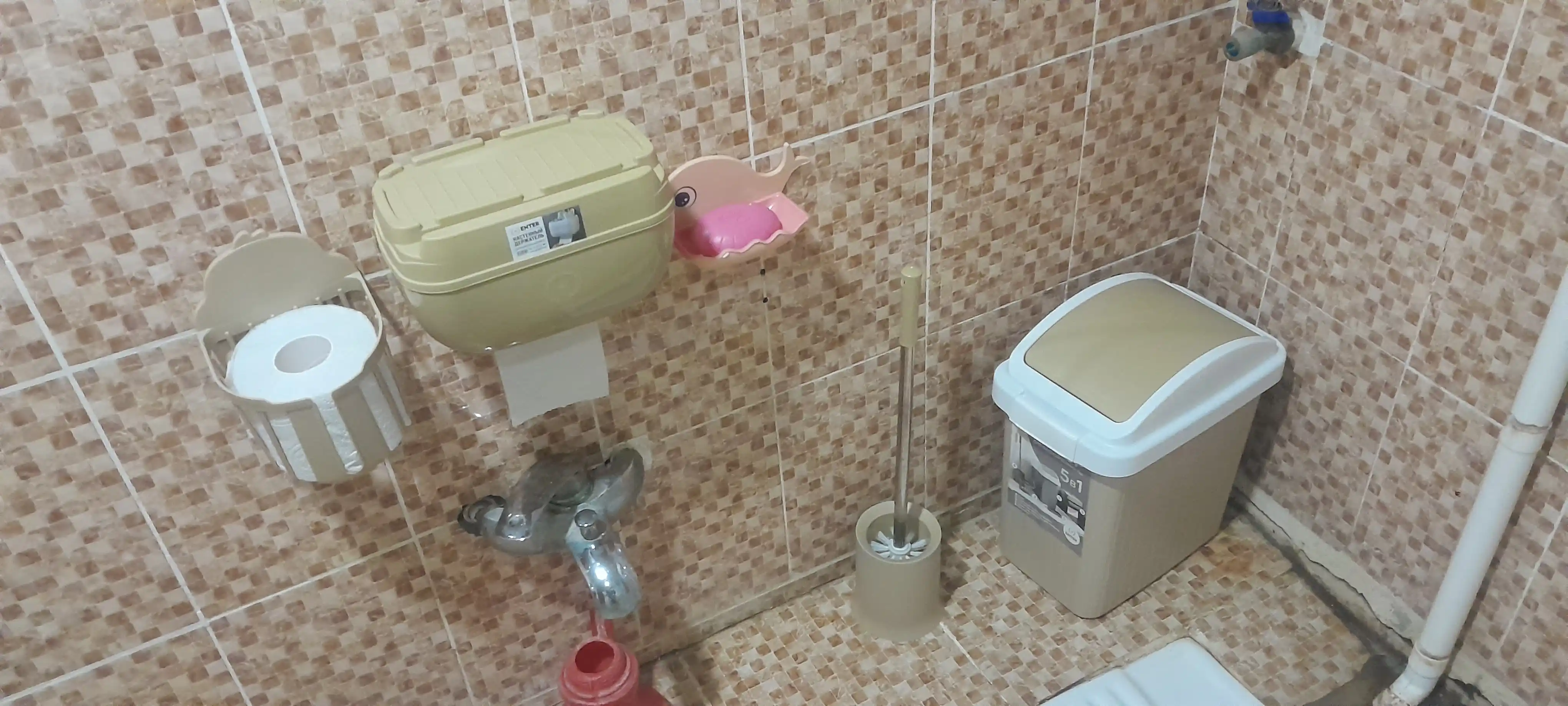 Vannaxona uchun 5 ta buyum—axlat qutisi, hojatxona cho‘tka, sovunlik, savat, saqlash quti
