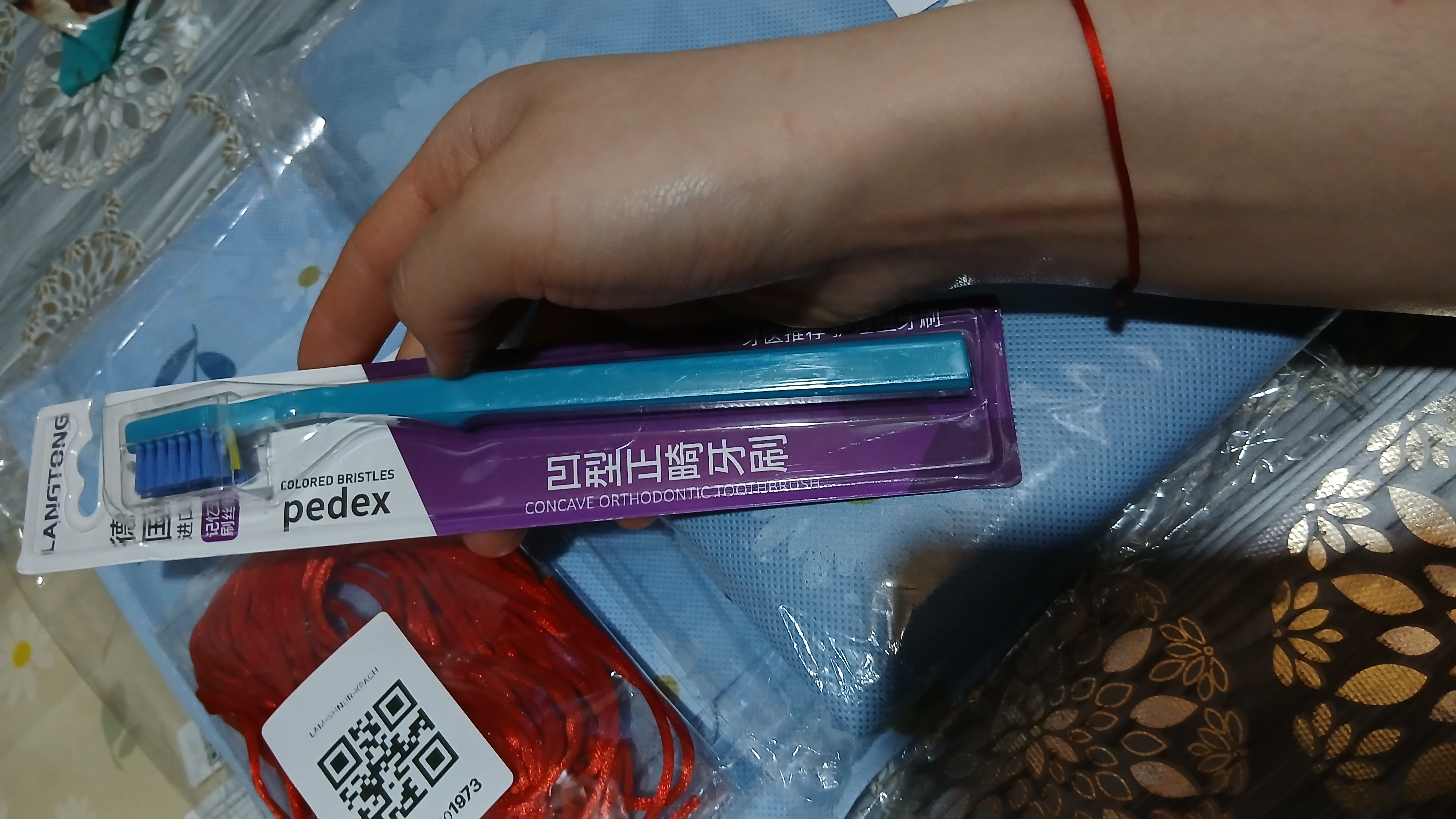 Breketlar uchun ortodontik tish cho‘tkasi, V shaklida, 3 xil rangda