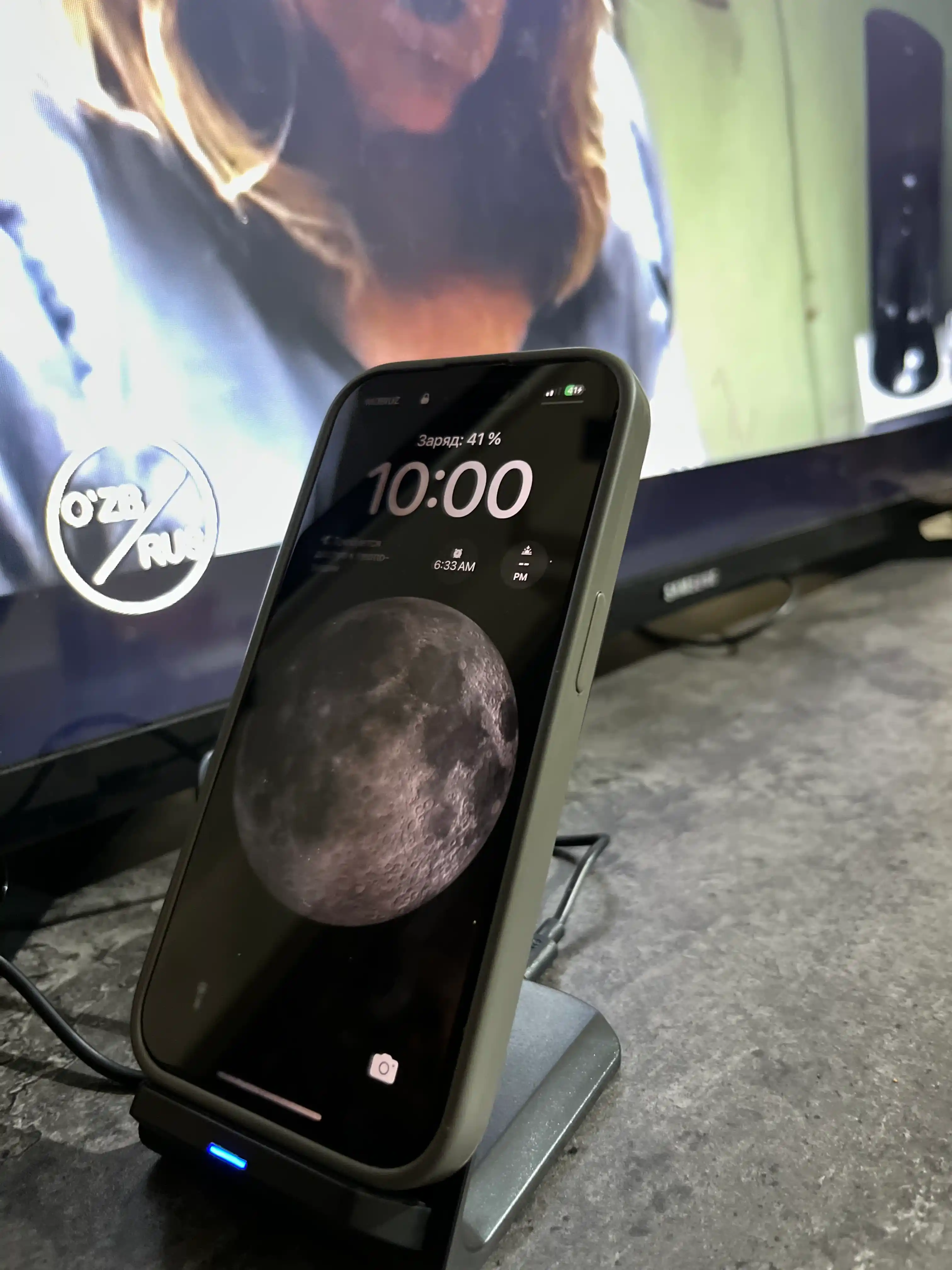 IPhone va Android uchun telefon qo‘ygichli simsiz quvvatlagich