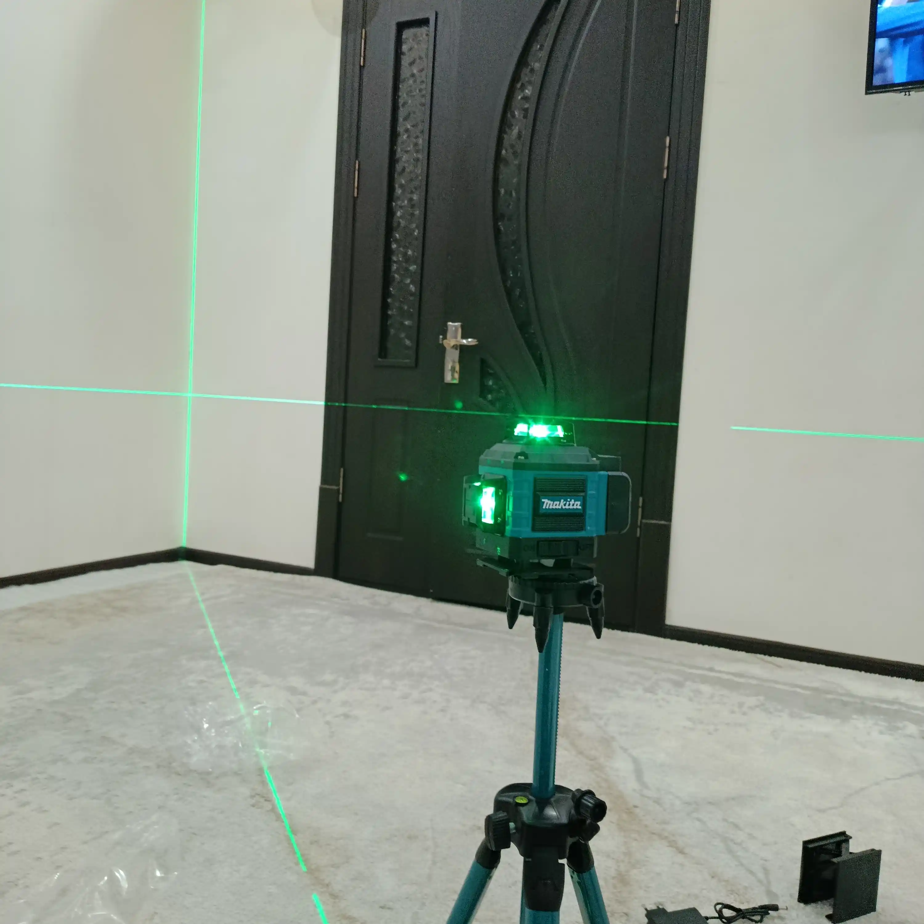 Лазерный уровень с штативом 4D 16L, управление через телефон и пульт