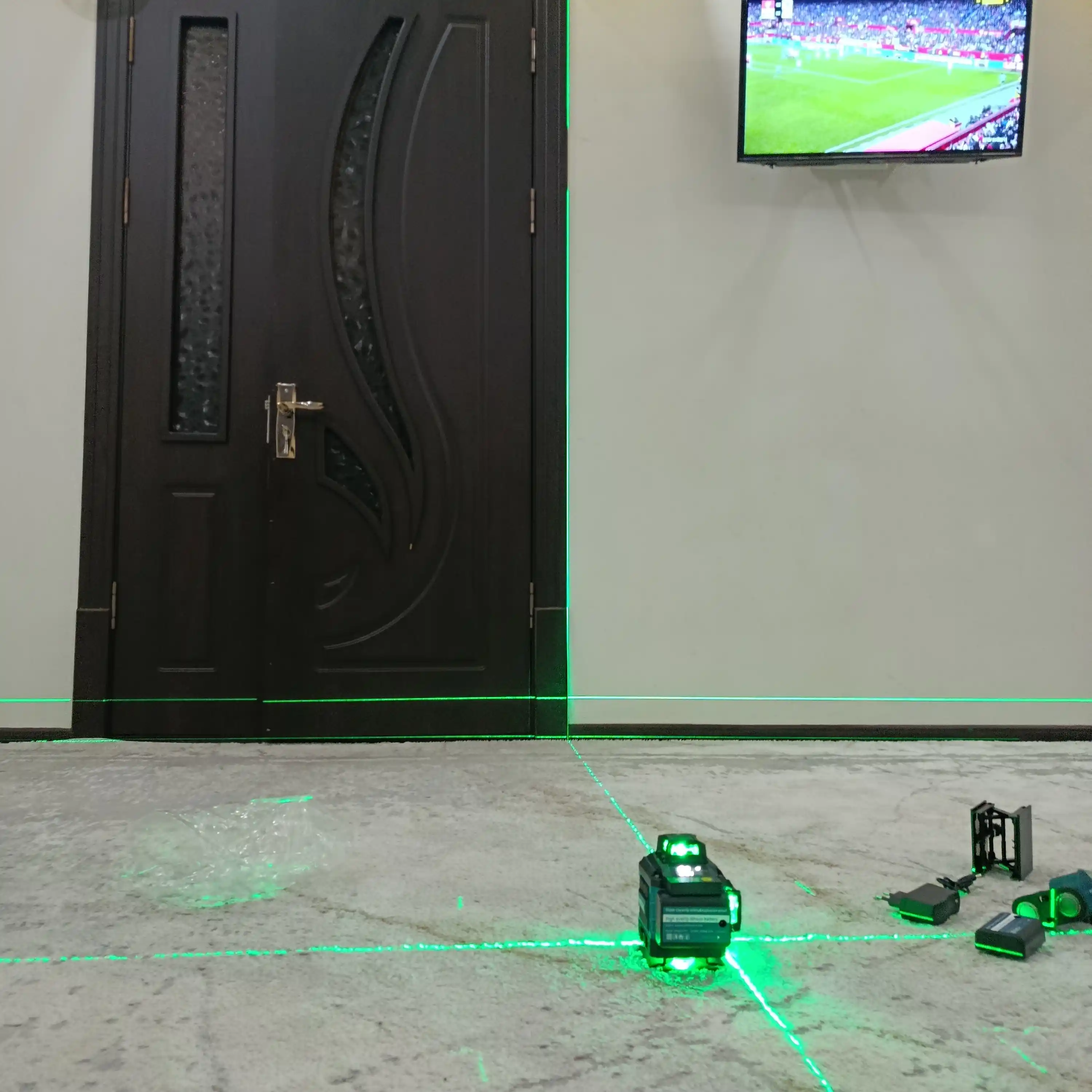 Лазерный уровень с штативом 4D 16L, управление через телефон и пульт