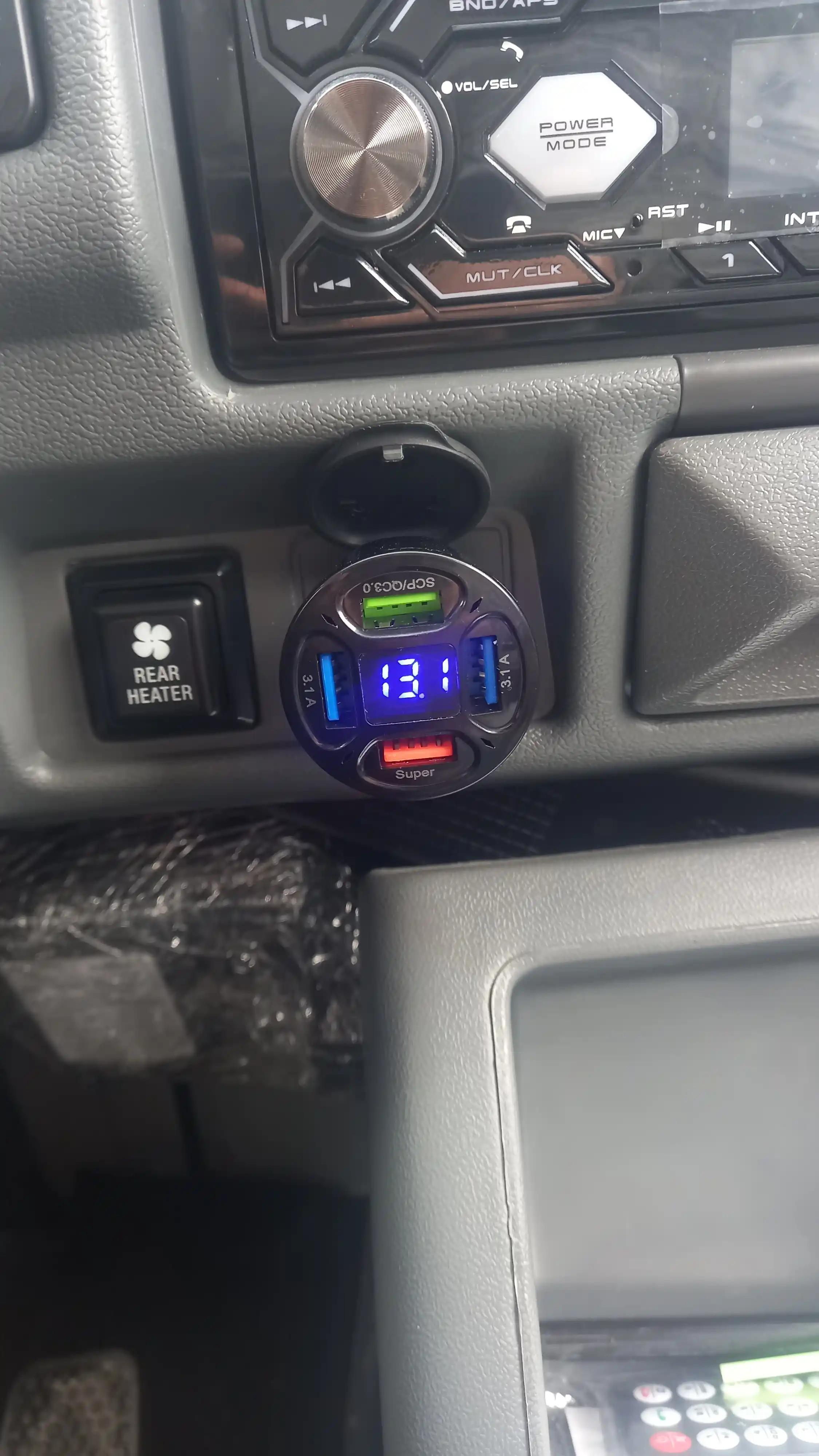 Автомобильный разветвитель с USB, быстрой зарядкой, вольтметром и подсветкой, 100W