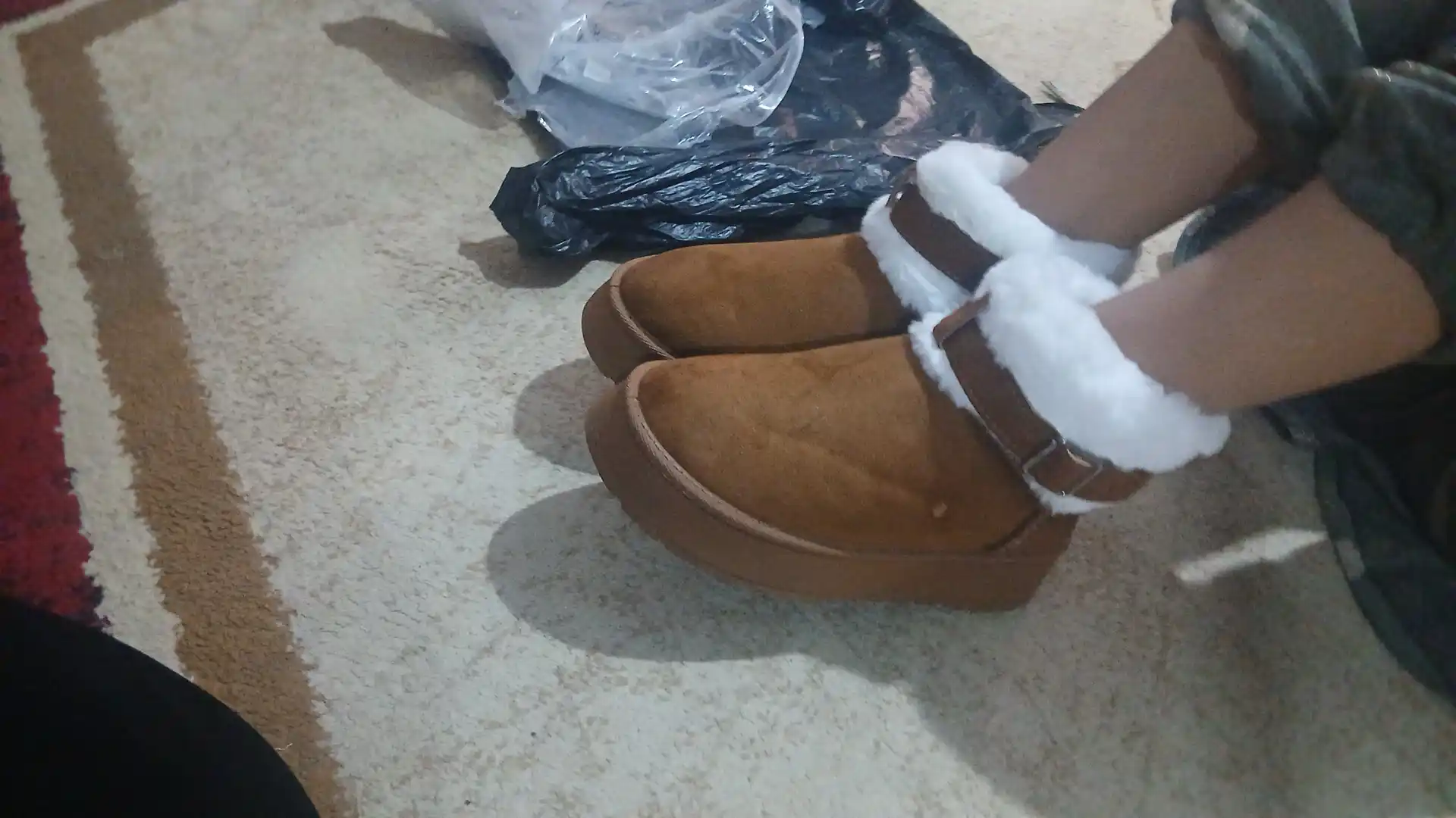 Ayol va qizlar uchun issiq, uggi poyabzal bir o‘lcham kichik keladi