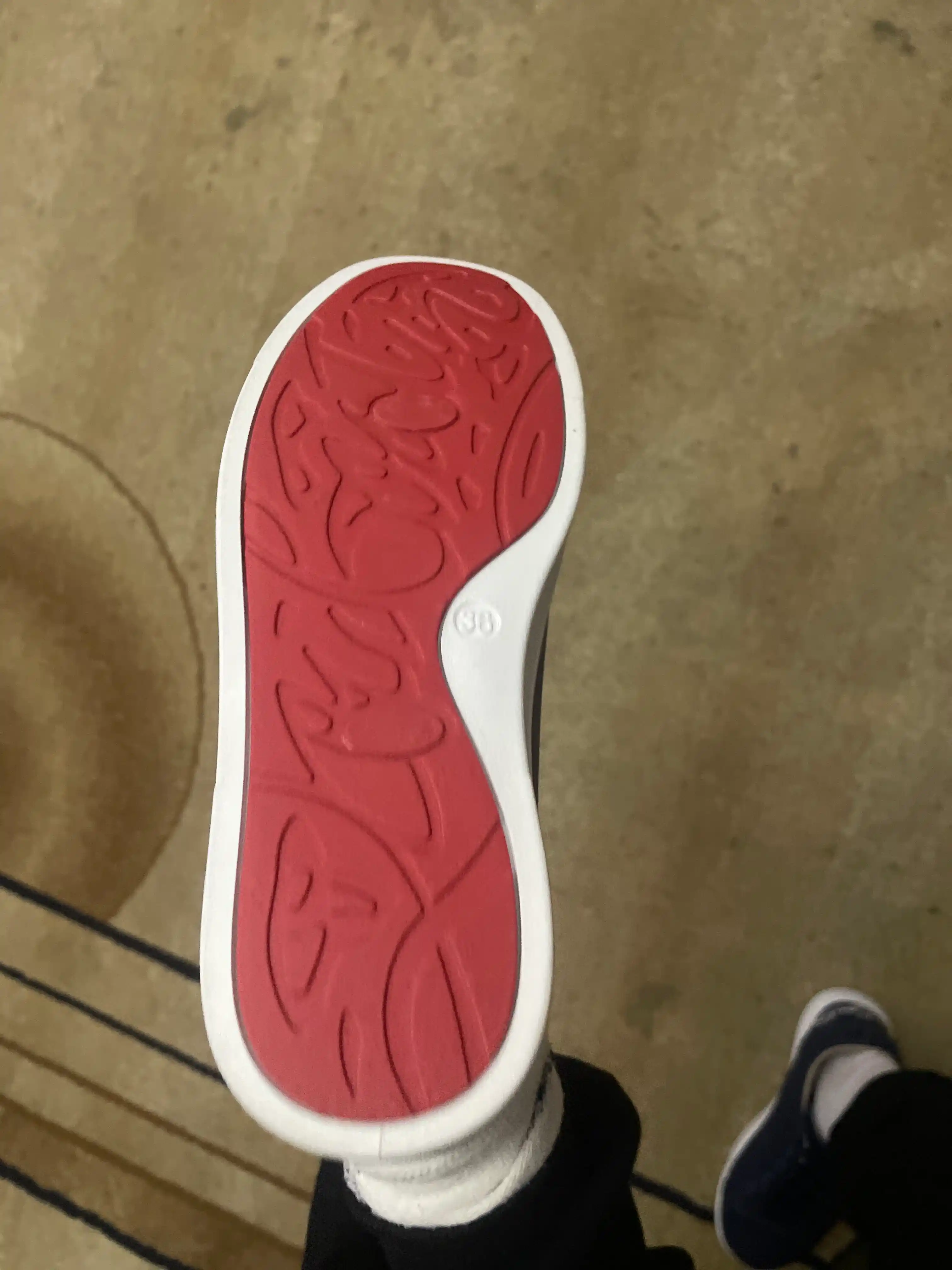 Erkaklar uchun Louboutin kedаlar, 36-44 o`lchamlar, 1 lcham kattasi tavsiya etiladi