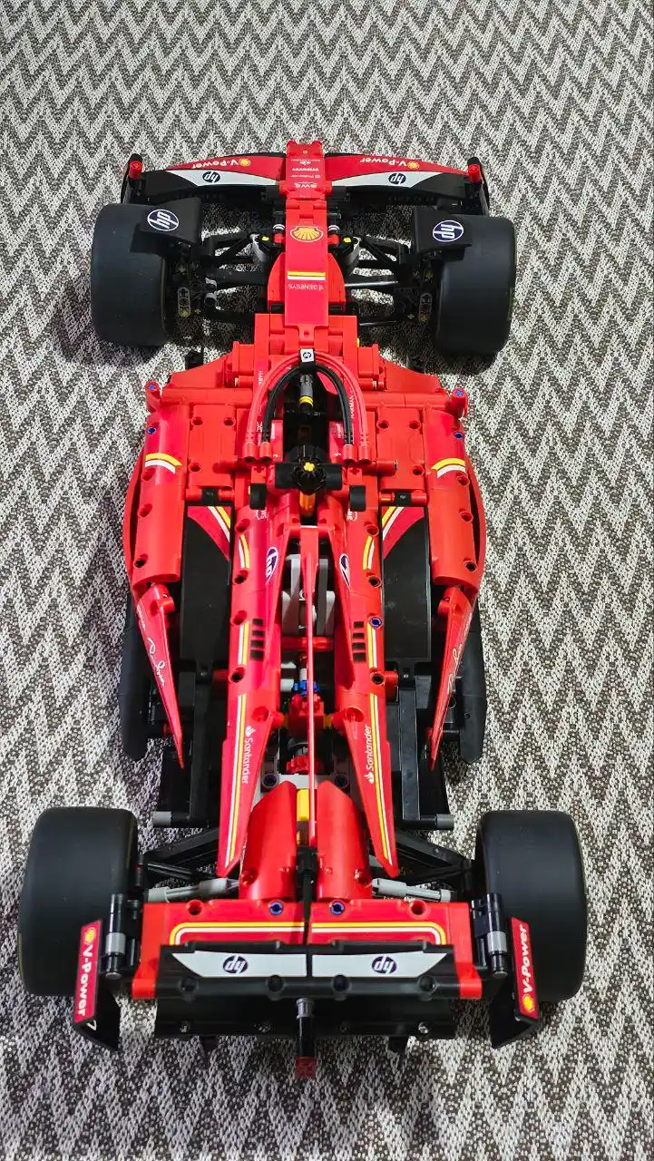 Formula 1 poyga mashinasi konstruktori, katta model 1:8 Technic, LEGO bilan mos keladi