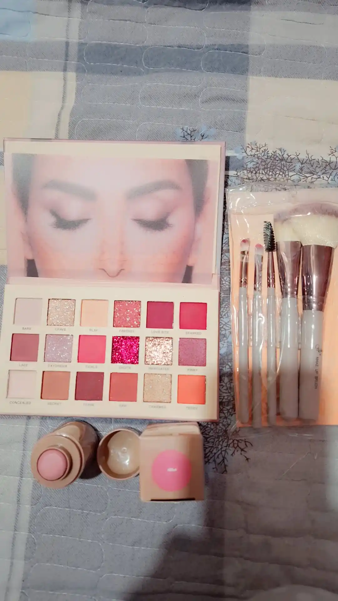 Тени для век Huda Beauty NUDE, 18 разных цветов