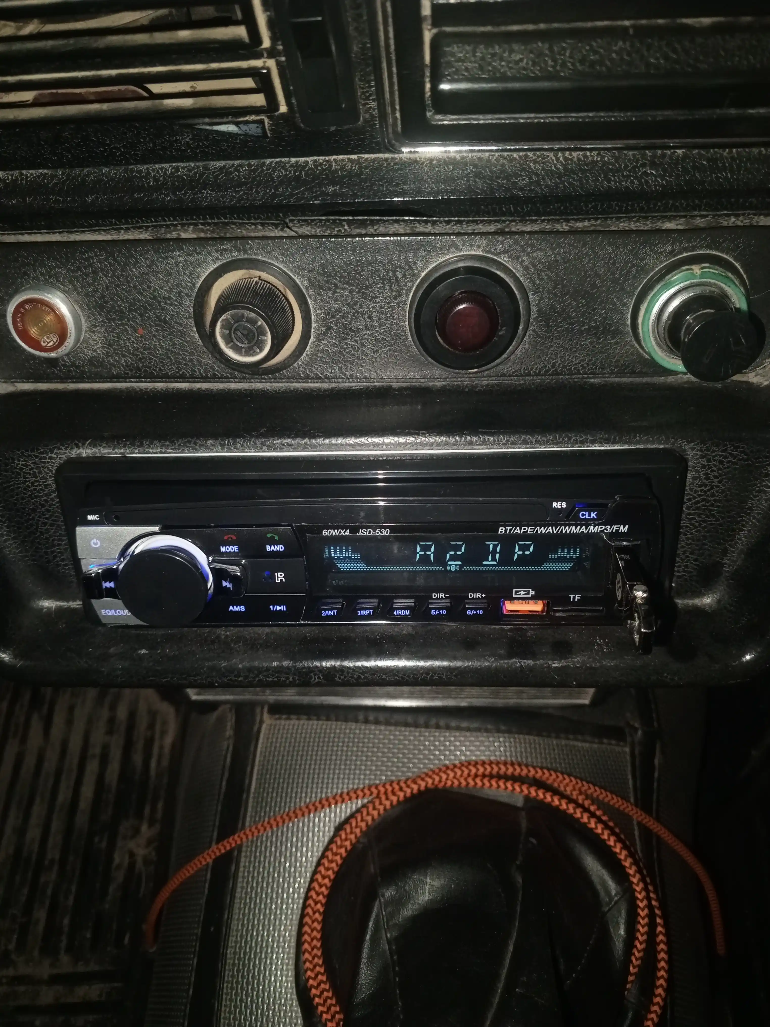 Pioneer avto magnitafon universal Blutus fleshka aux radio bor ovozi 63 gacham 12 volt