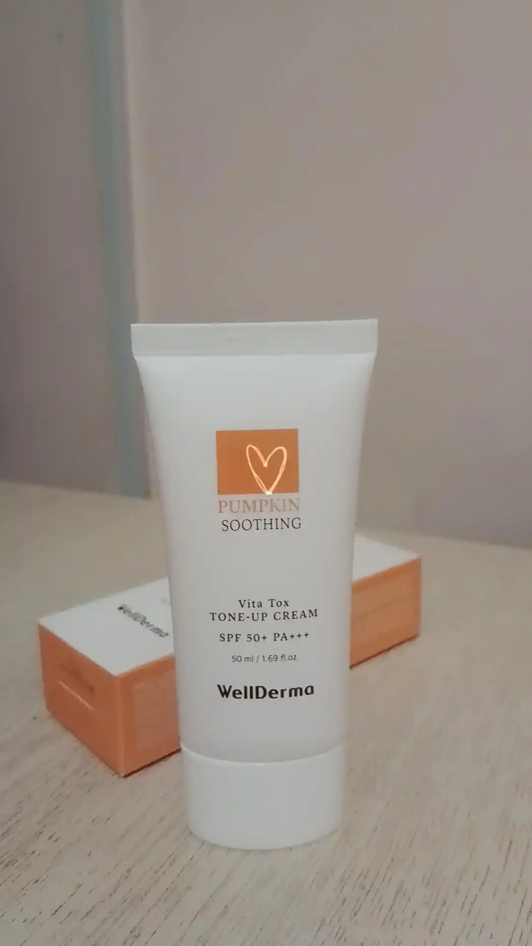 Тон-ап крем WellDerma Pumpkin Soothing Vita Tox Tone Up Cream SPF 50+ PA+++, 50 мл