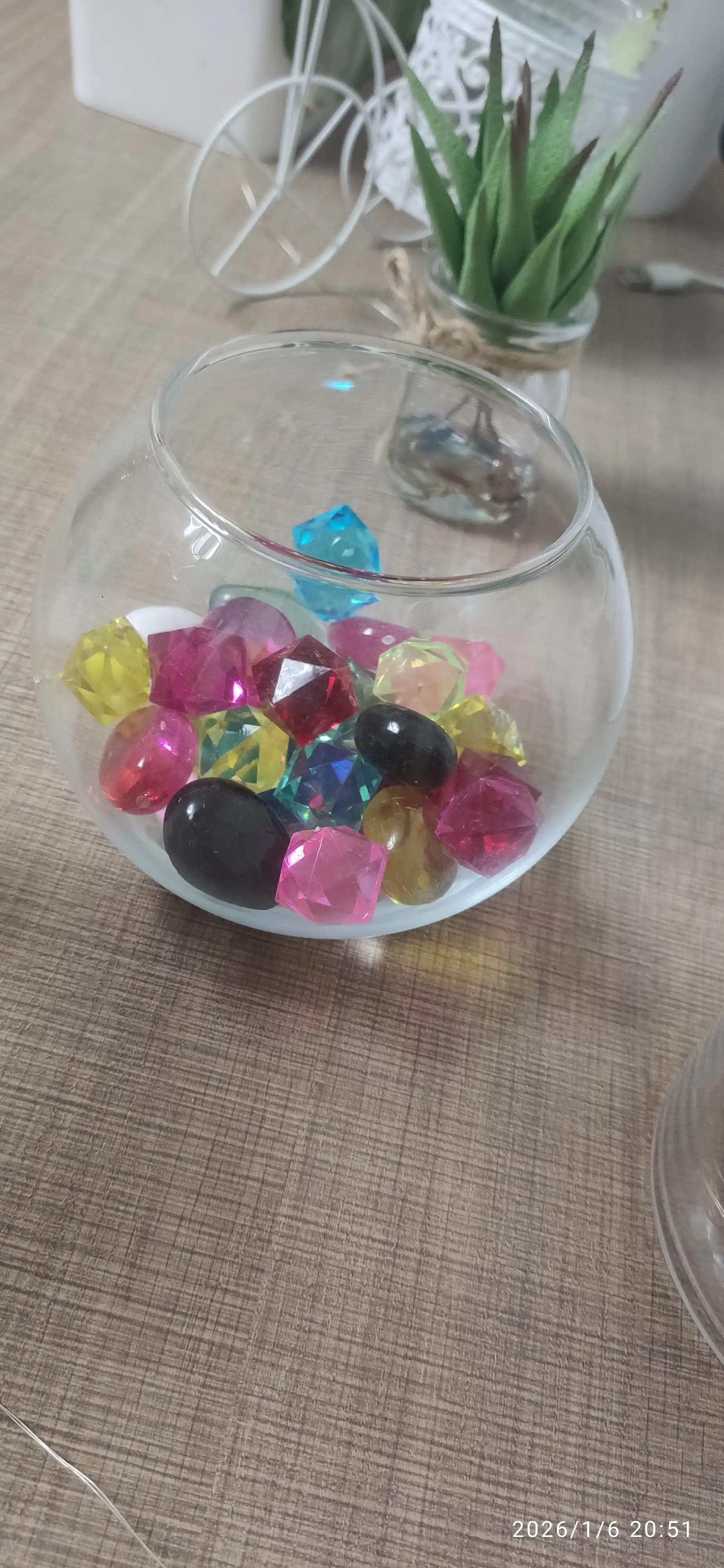 Gullar va mayda buyumlar uchun mo‘ljallangan shisha va dumaloq vaza Pasabahce Flora 10 sm