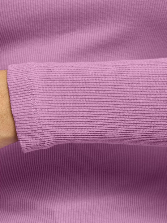 Vodolazka ayollar uchun qovurg'ali, bir xil rangli va minimalistik