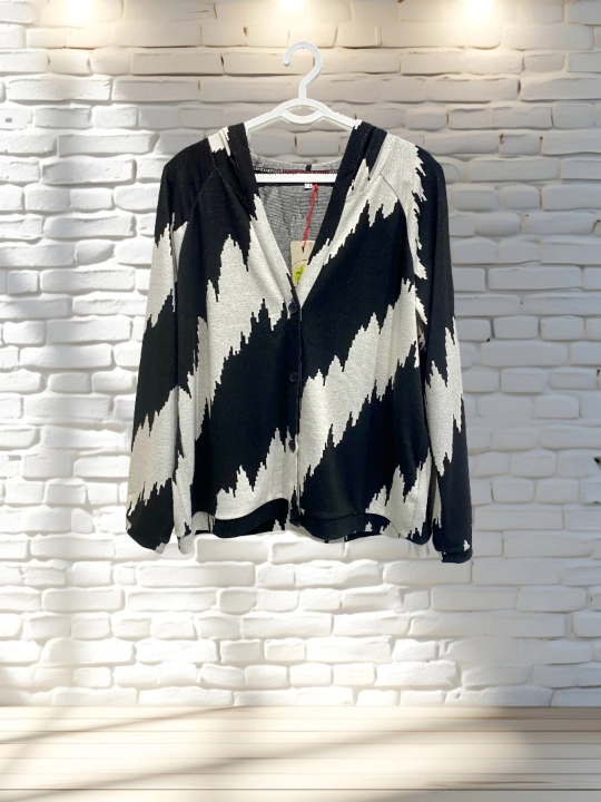 Street One kapyushonli ayollar oversize kardiganlari, tugmachalar, oq-qora bosma