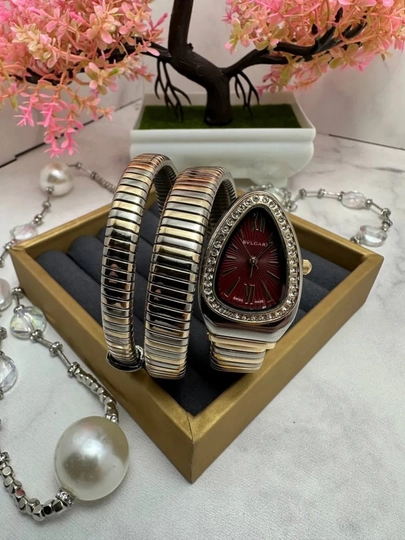 Наручные часы Bvlgari, классический дизайн, подарок от Bvlgari к празднику