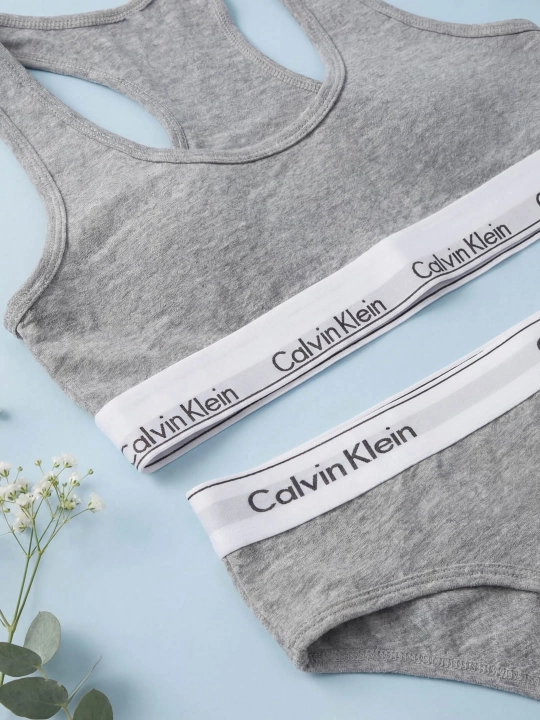 Ayollar uchun Calvin Klein ichki kiyimlar to‘plami