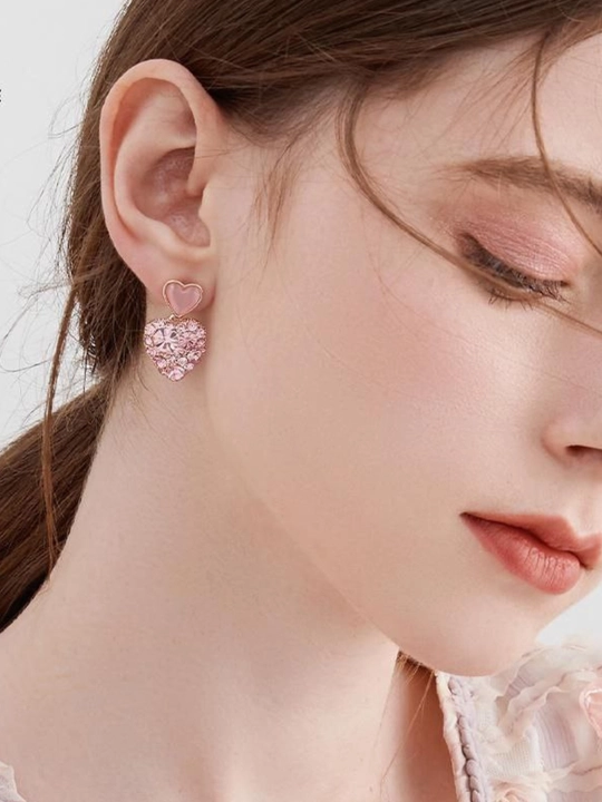 Серьги с  сердечком — нежный и стильный аксессуар