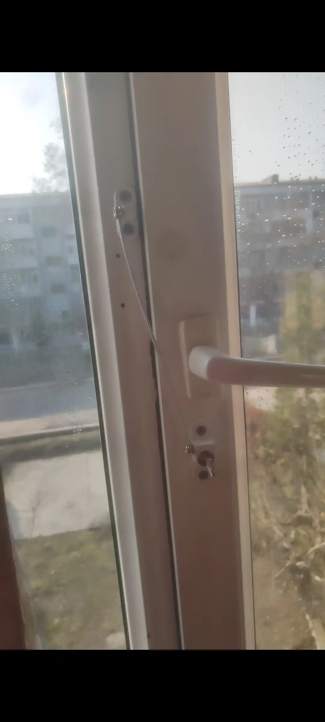 Deraza va eshik qulfi, bolalar xavfsizligi uchun deraza cheklagichi