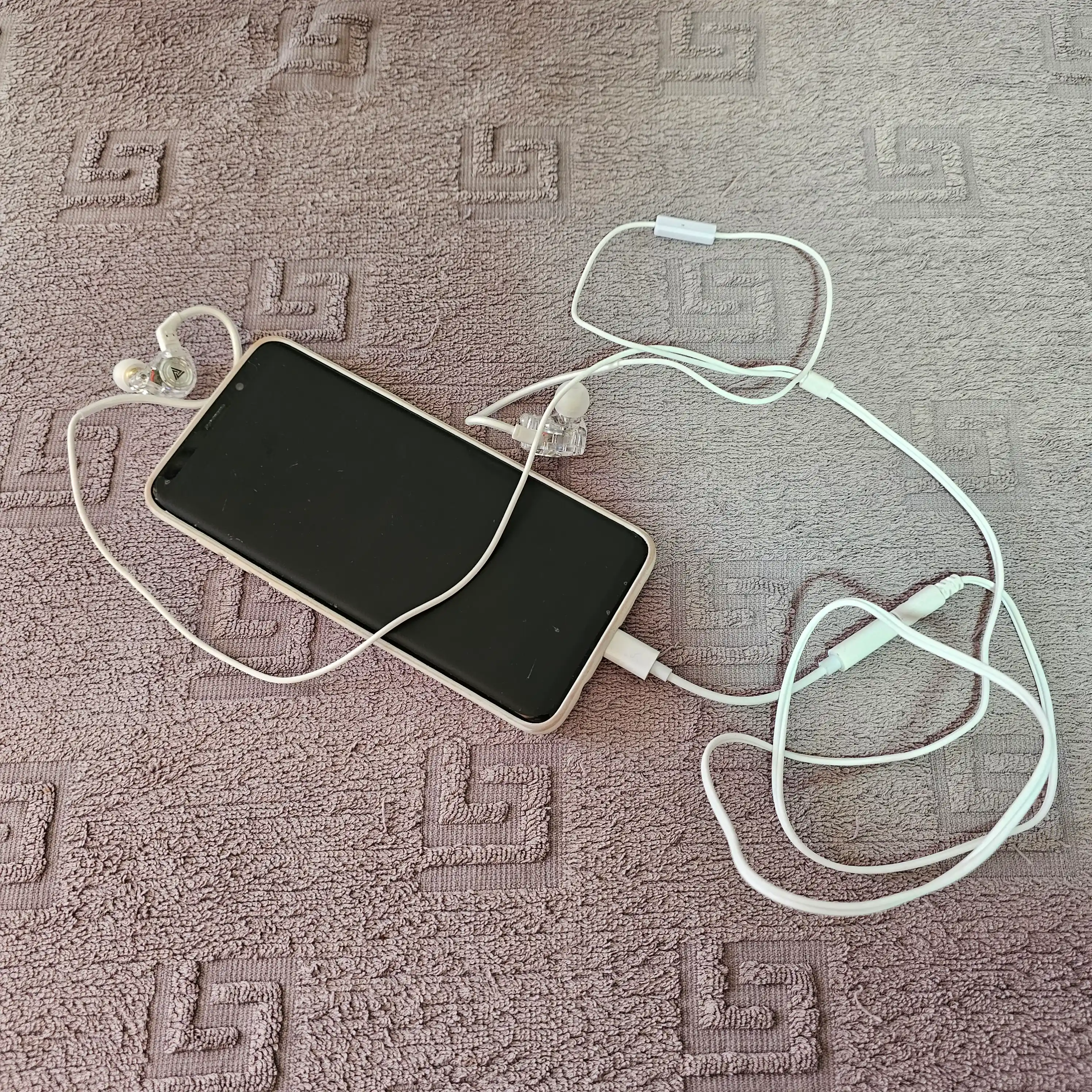 QKZ, AK3 simli musiqa quloqchinlari, AUX ulanishi, yuqori aniqlikdagi audio