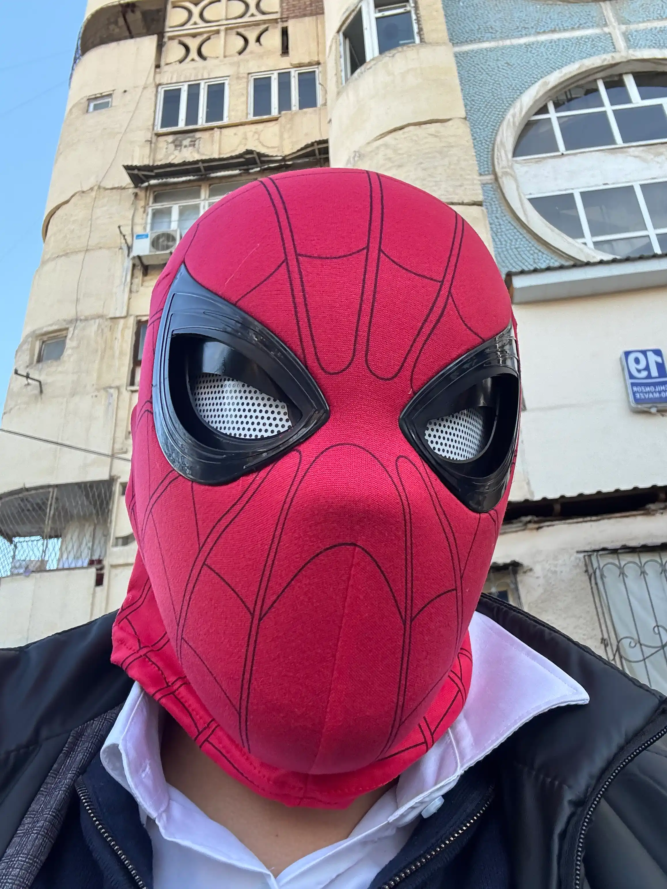 Marvel niqoblari, Batareya va yorug'lik bilan o'rgimchak odam niqobi, Ko'zlarni ochadi