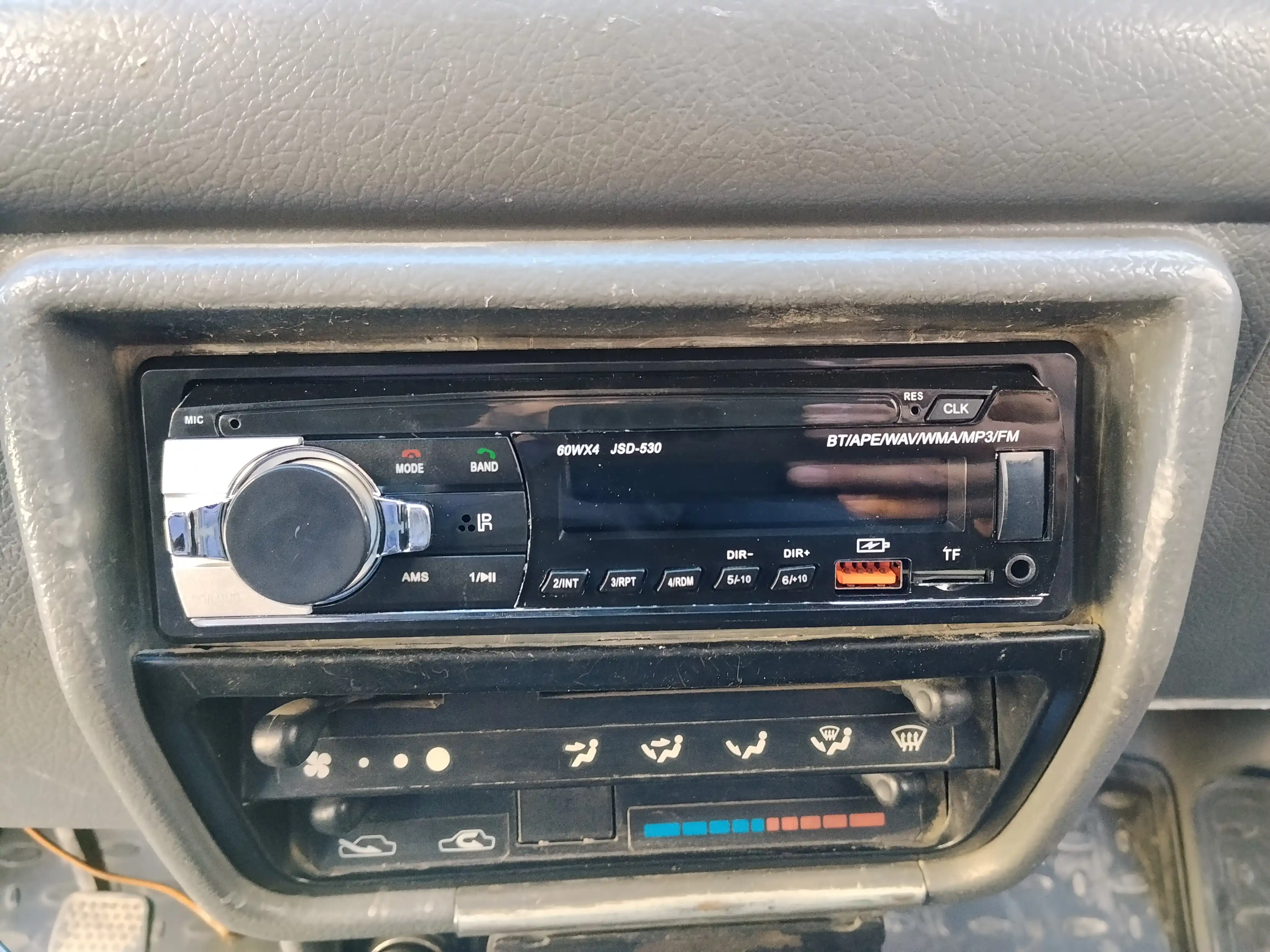 Pioneer avto magnitafon universal Blutus fleshka aux radio bor ovozi 63 gacham 12 volt