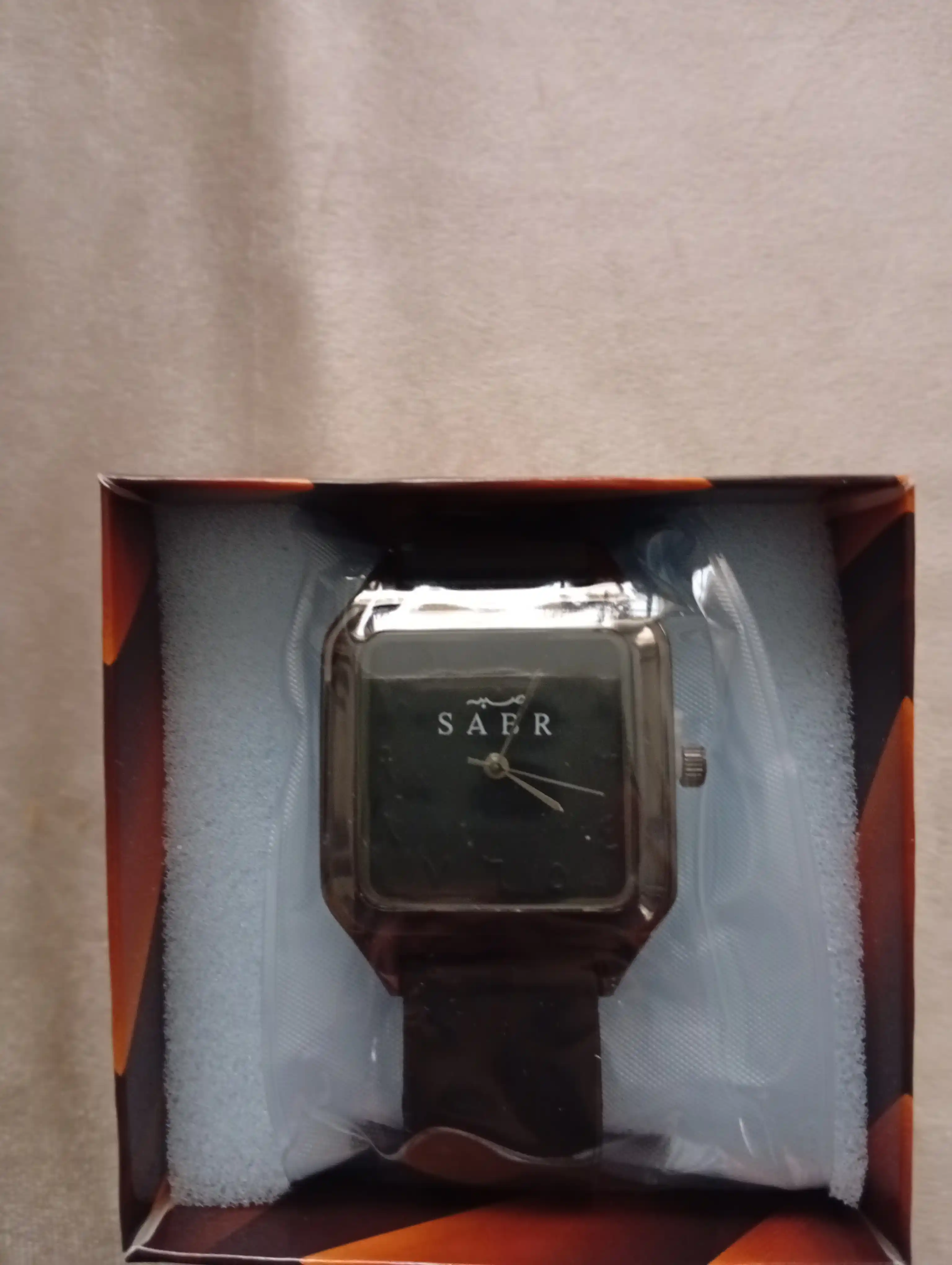 SABR – Erkaklar uchun arab raqamli kvadrat soat, ko‘k rangda, premium dizayn