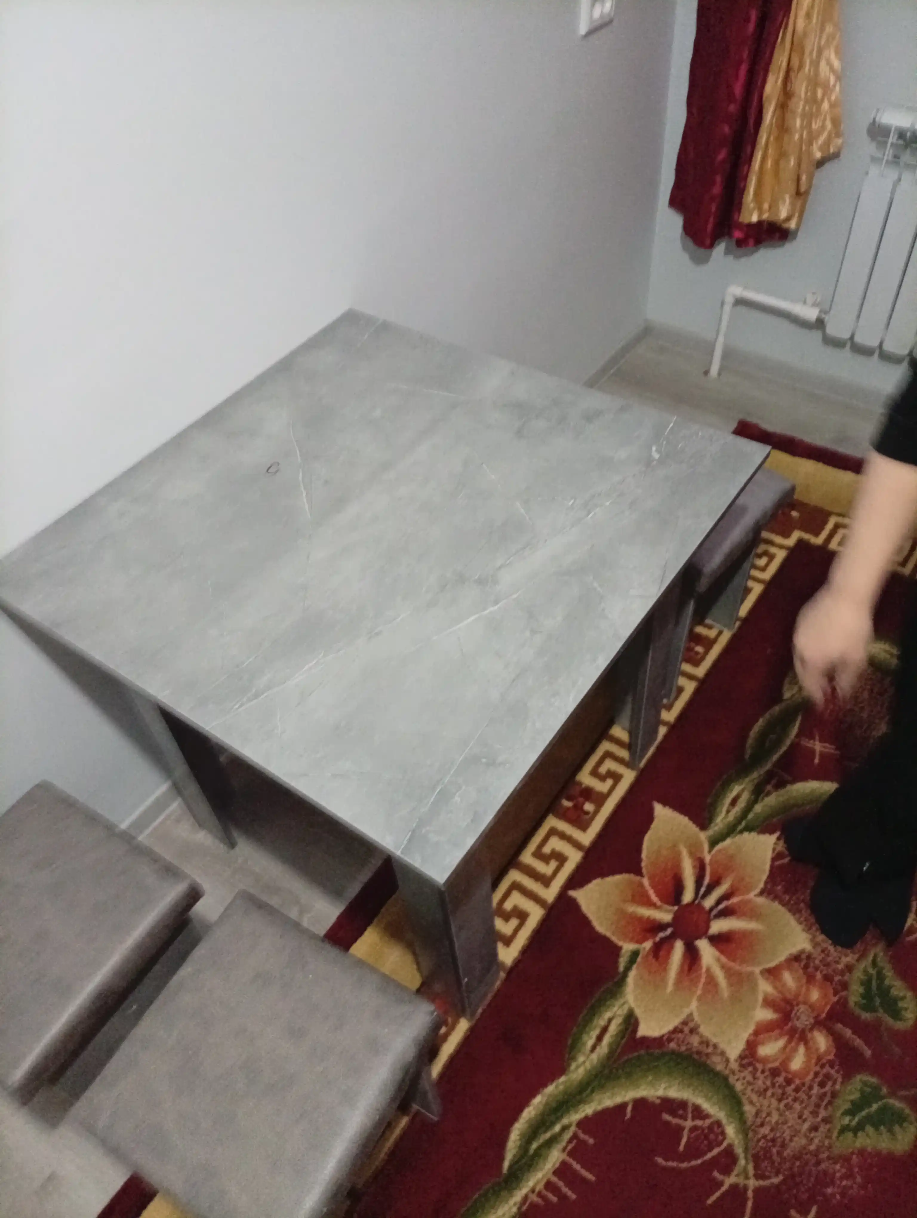 Кухонный стол с пуфами, универсальный, для дома