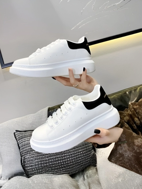 Ayollar krossovkalari, McQueen