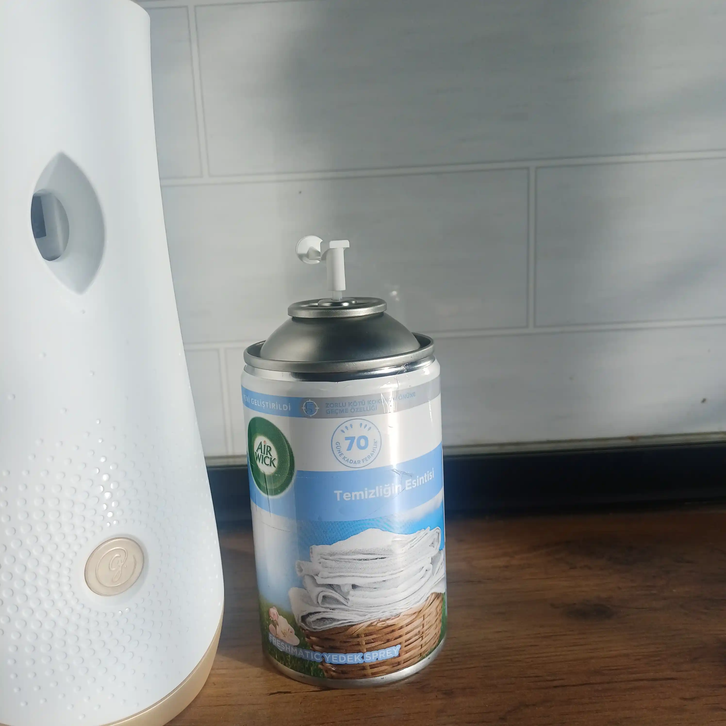 Air Wick "Zig'irning salqinligi va lilakning yangiligi" almashtiriladigan balon, 250ml