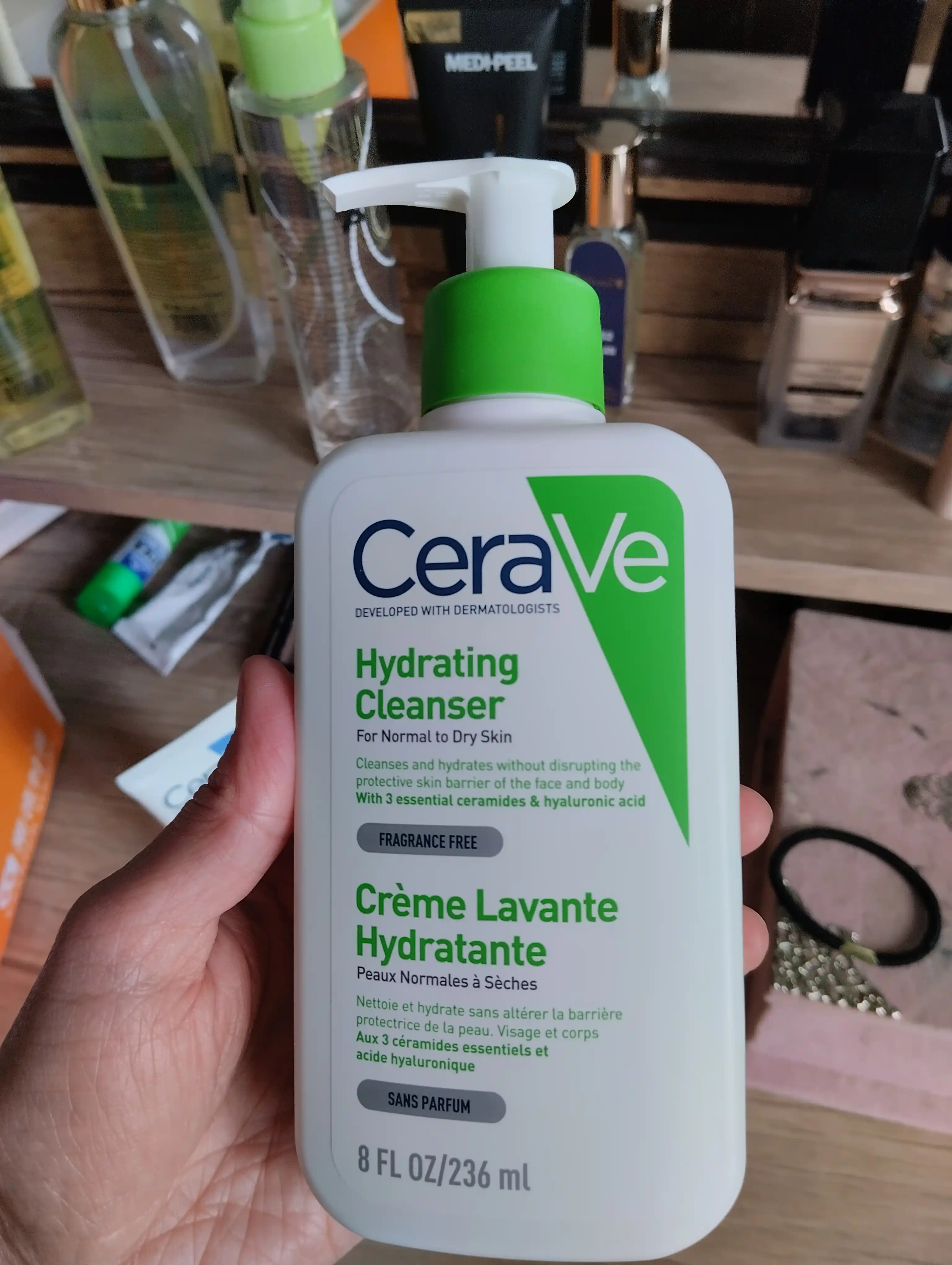 CeraVe Normal va quruq yuz va badan terisi uchun namlantiruvchi tozalovchi krem-gel, 236 g