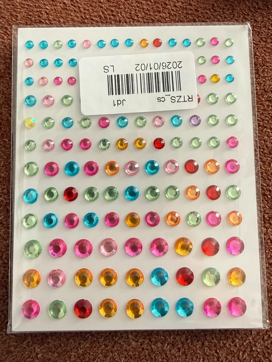 Turli rang va shakldagi yuz va tana uchun o‘zi yopishadigan strazlar