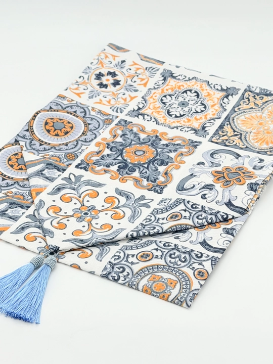 Stol va 6 ta likopcha uchun o‘lchami 40 x 180 sm bo‘lgan ranner