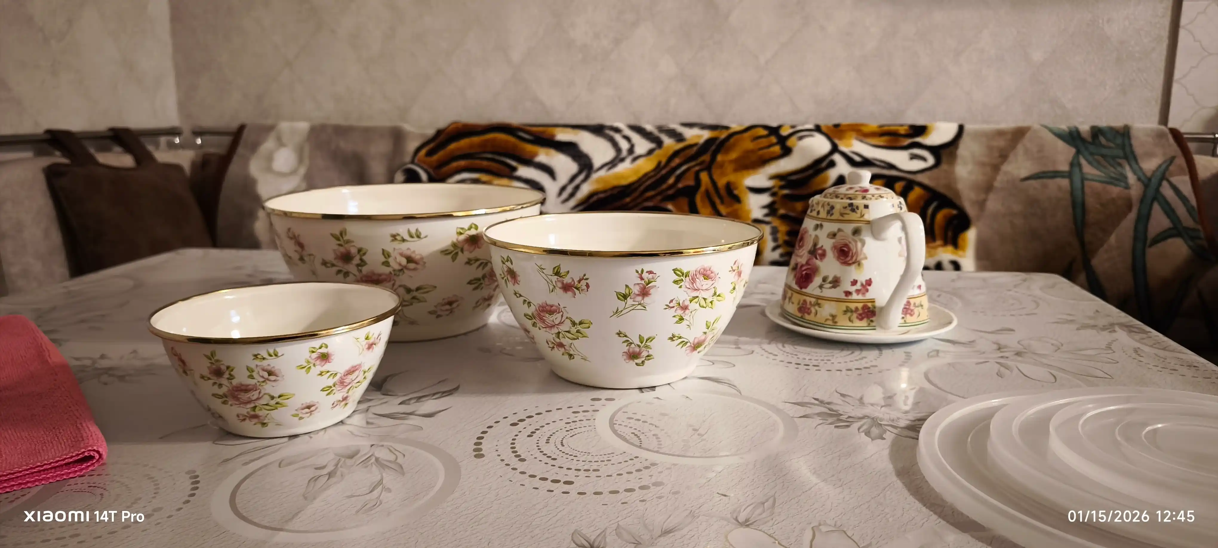 Набор эмалированных салатников, мисок с крышками, 1, 2.5, 4 литра