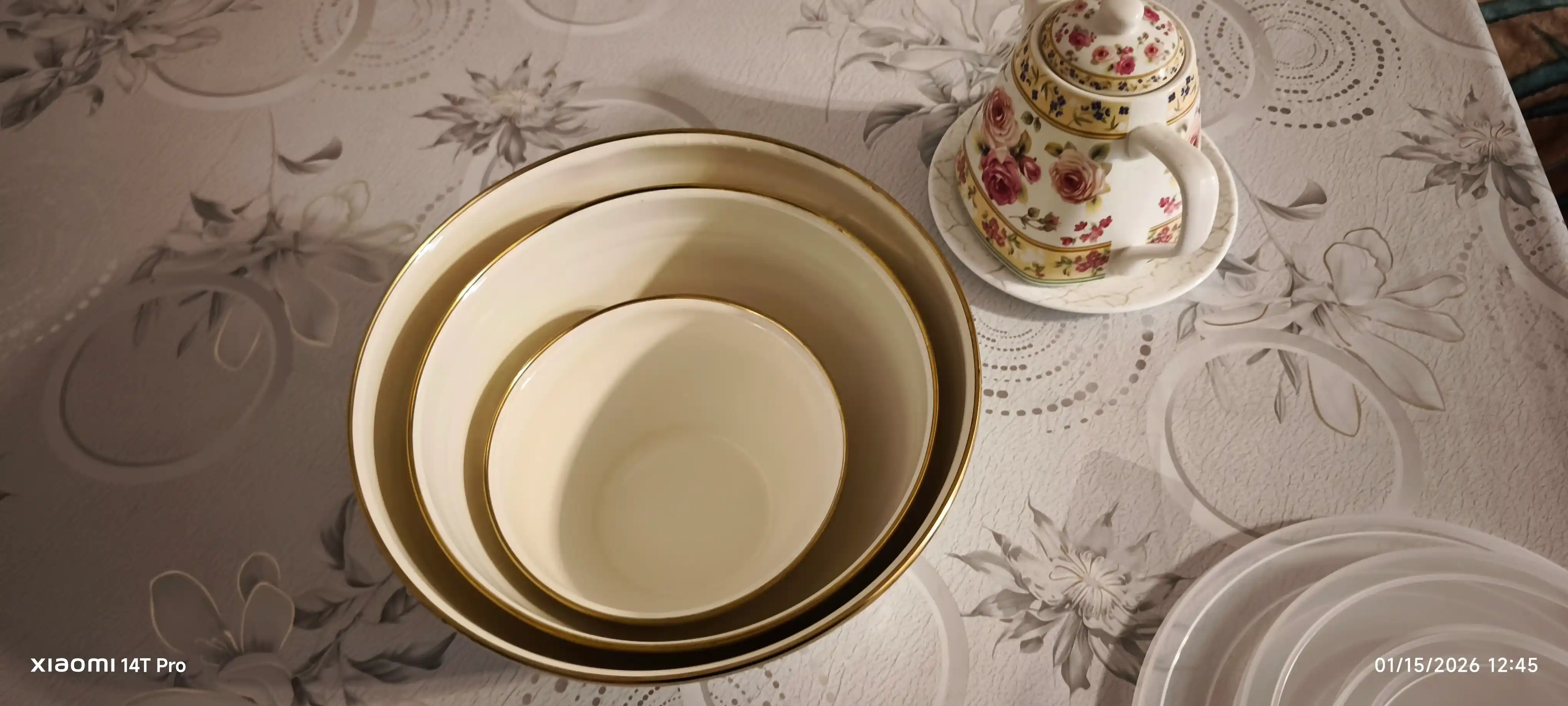 Набор эмалированных салатников, мисок с крышками, 1, 2.5, 4 литра