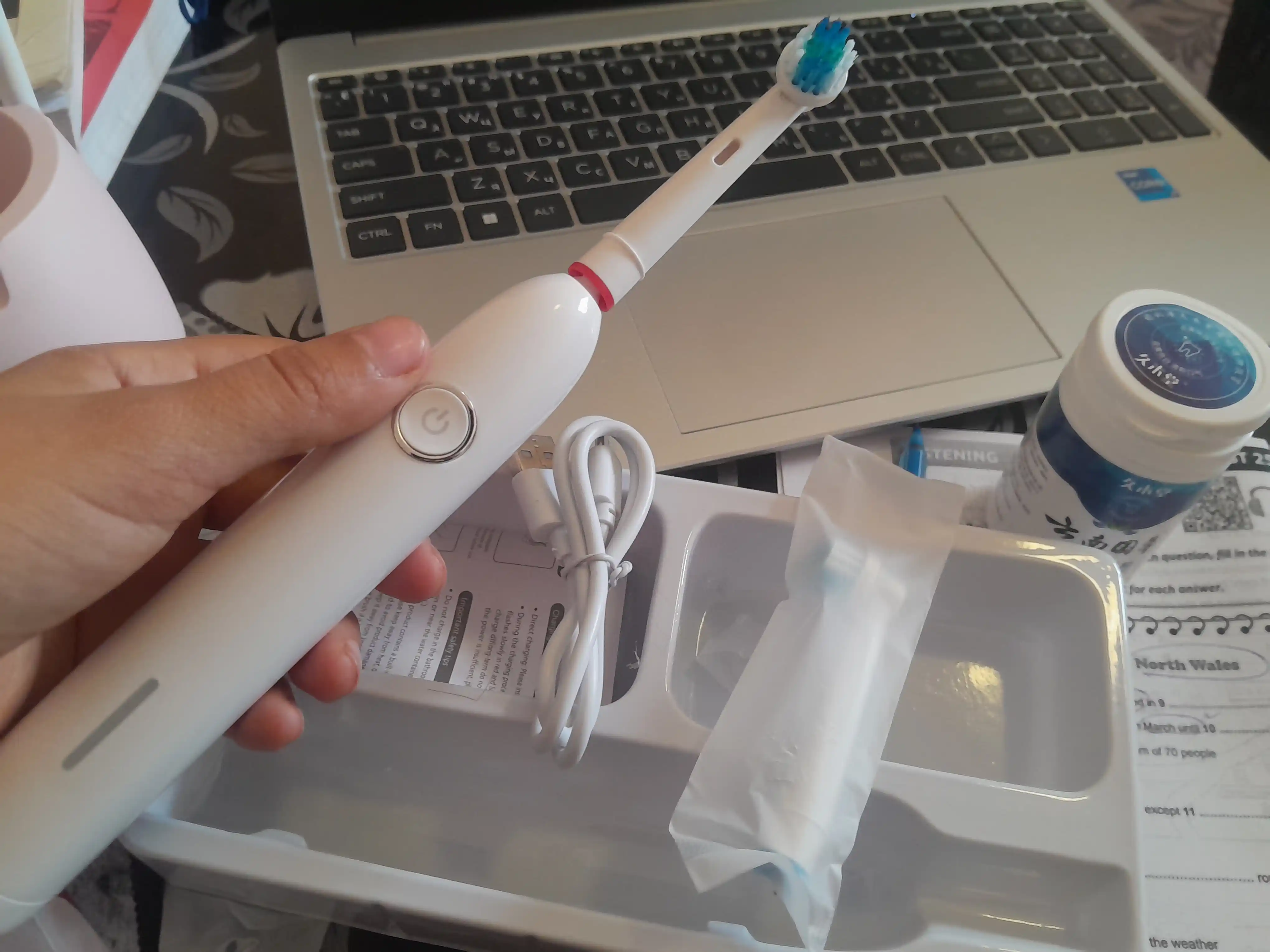 Oral-B turidagi aylanuvchi nasadkali elektr ultratovushli tish cho‘tkasi