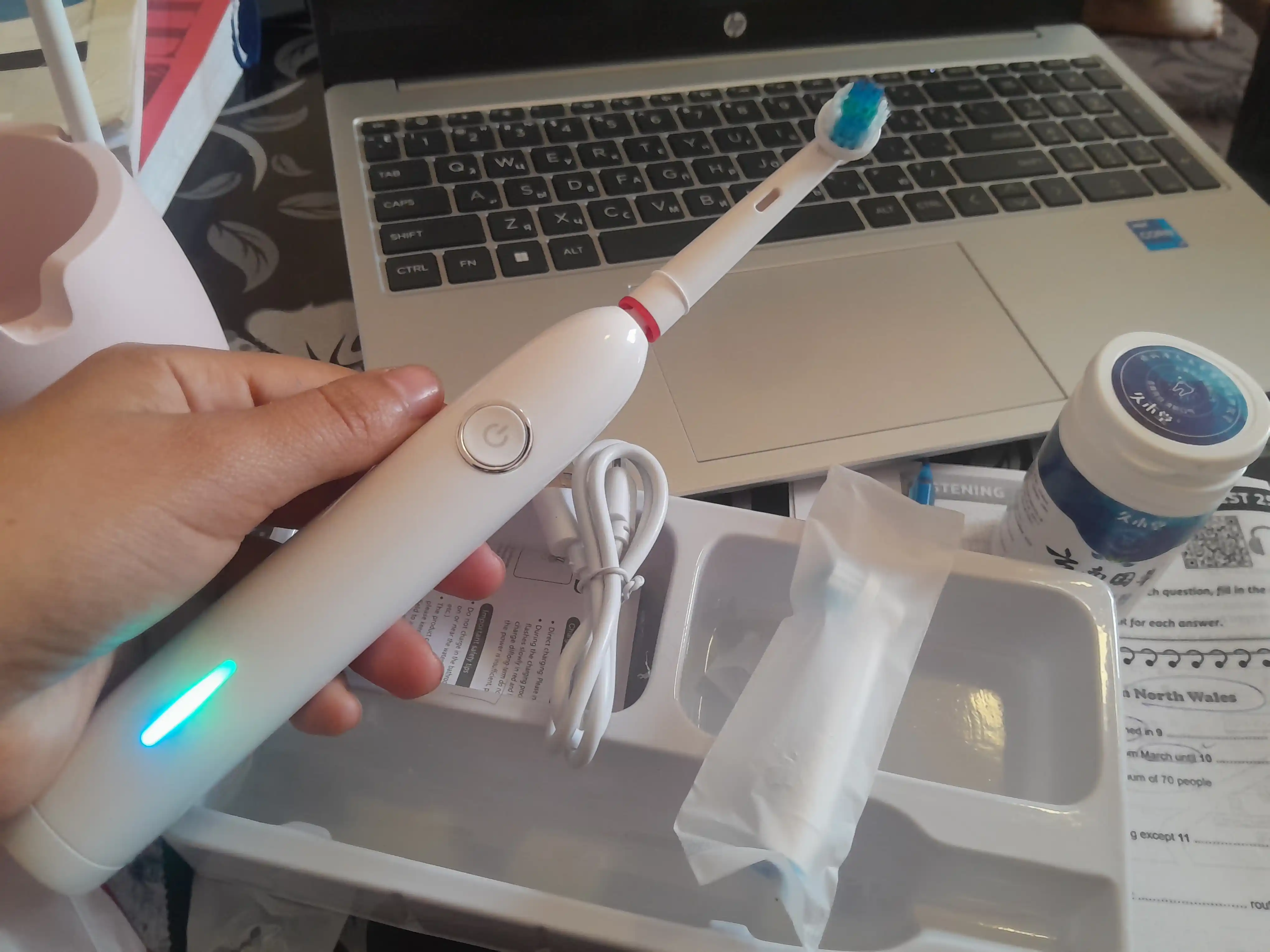 Oral-B turidagi aylanuvchi nasadkali elektr ultratovushli tish cho‘tkasi