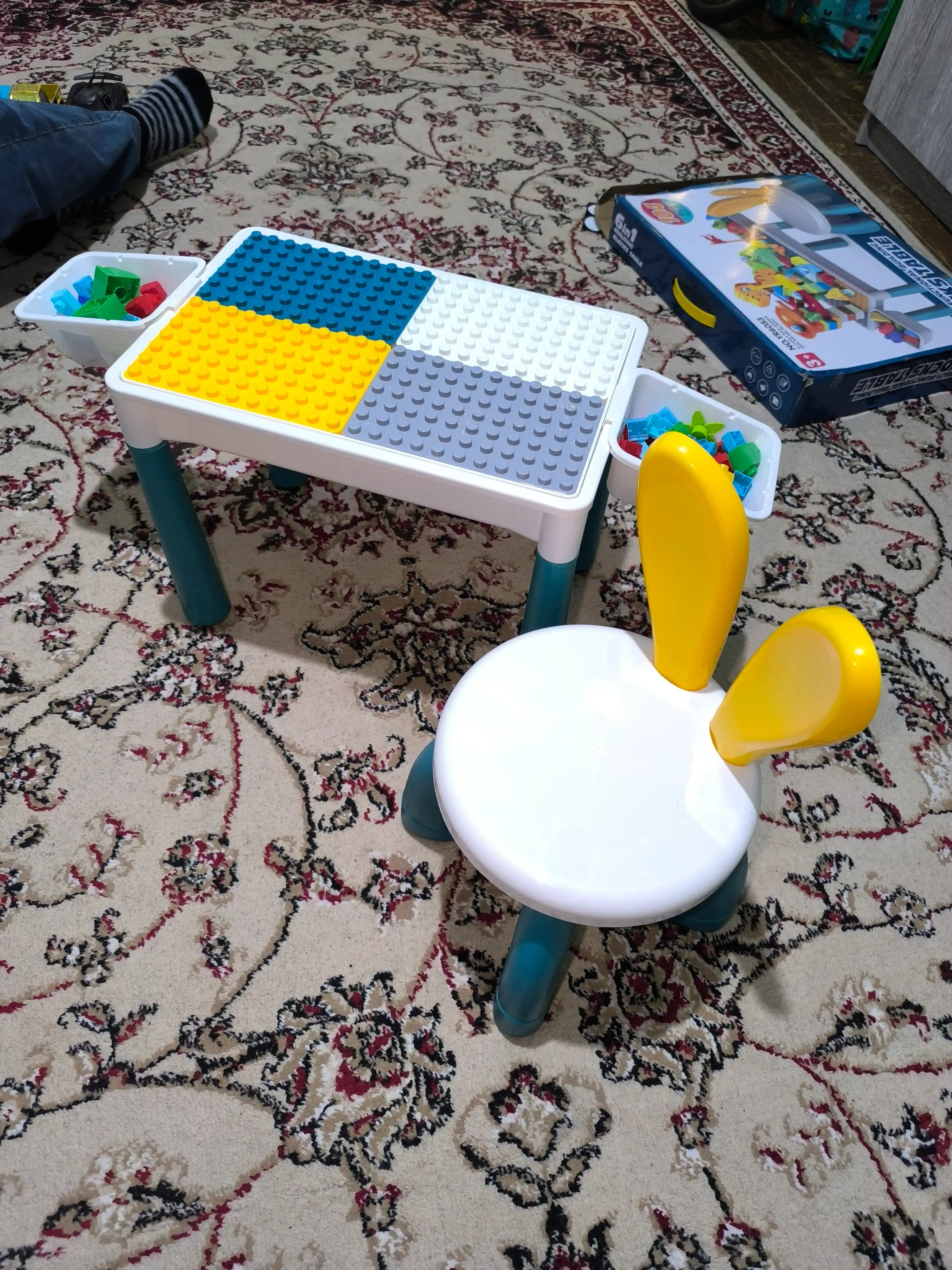 Bolalar stoli va stul, to‘plamda lego kubiklari bilan