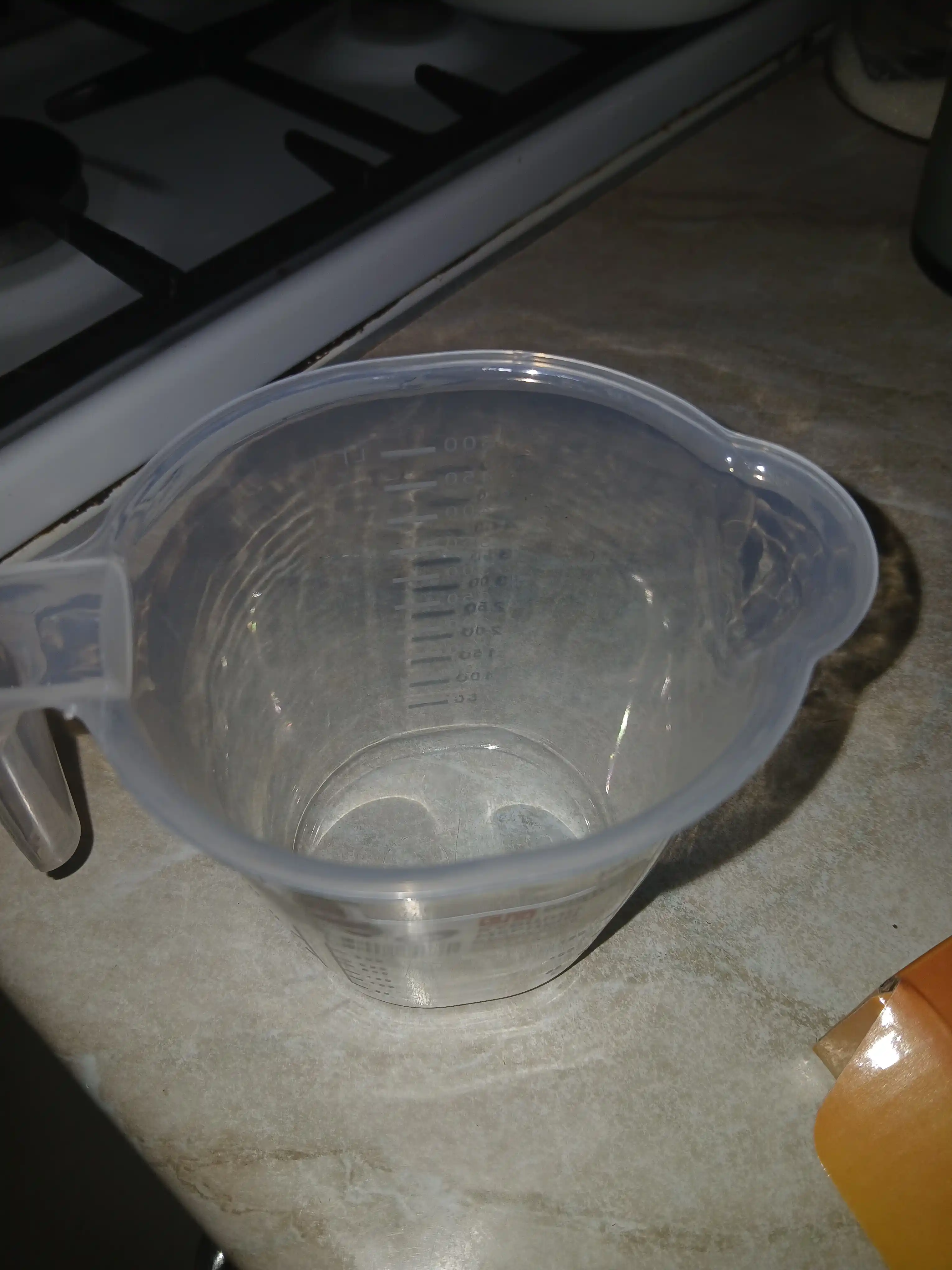 Plastik o‘lchov idishi, stakan, krujka