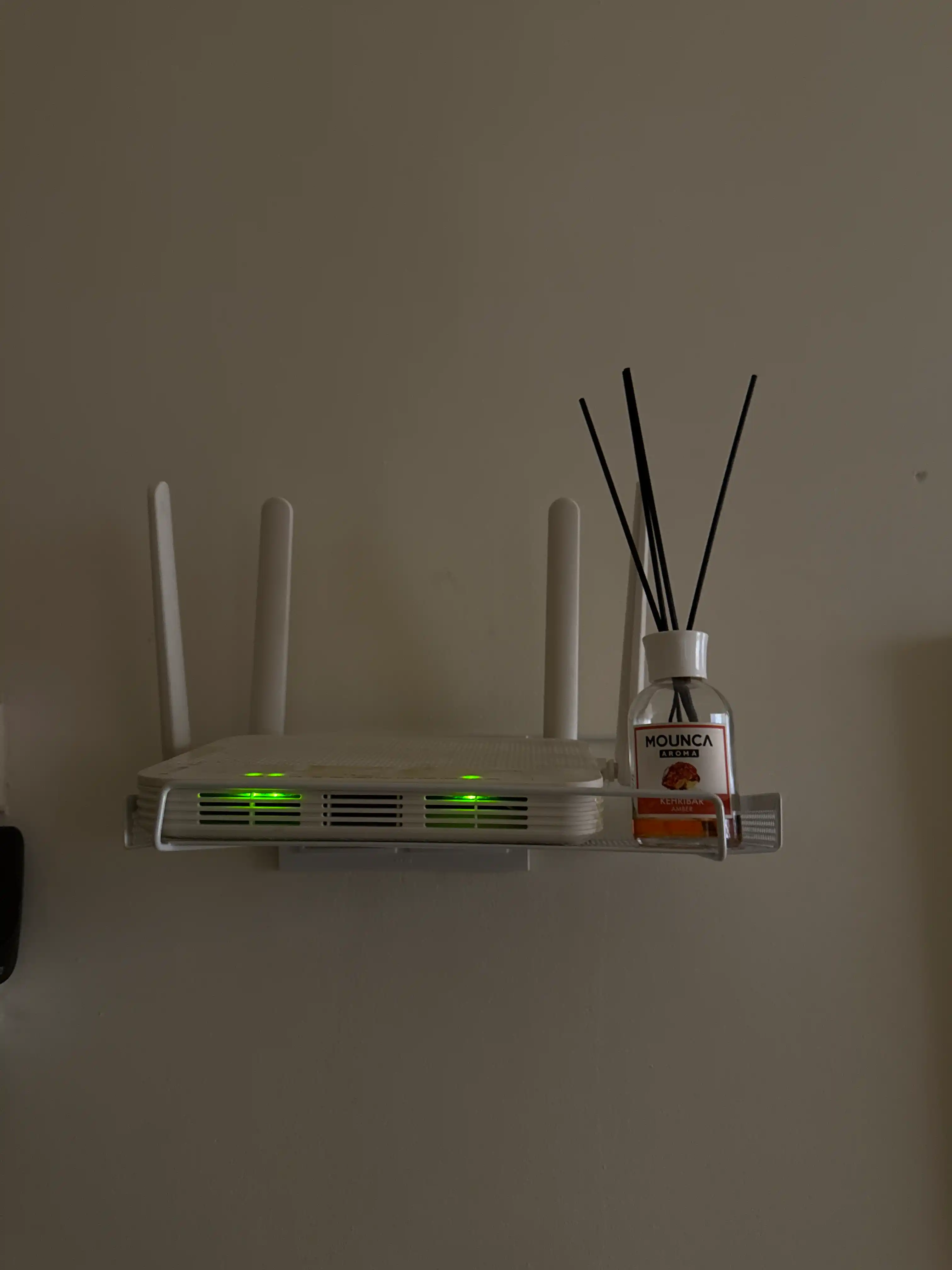 Devorga osiladigan metall polka — router, kosmetika, oshxona buyumlari uchun organayzer