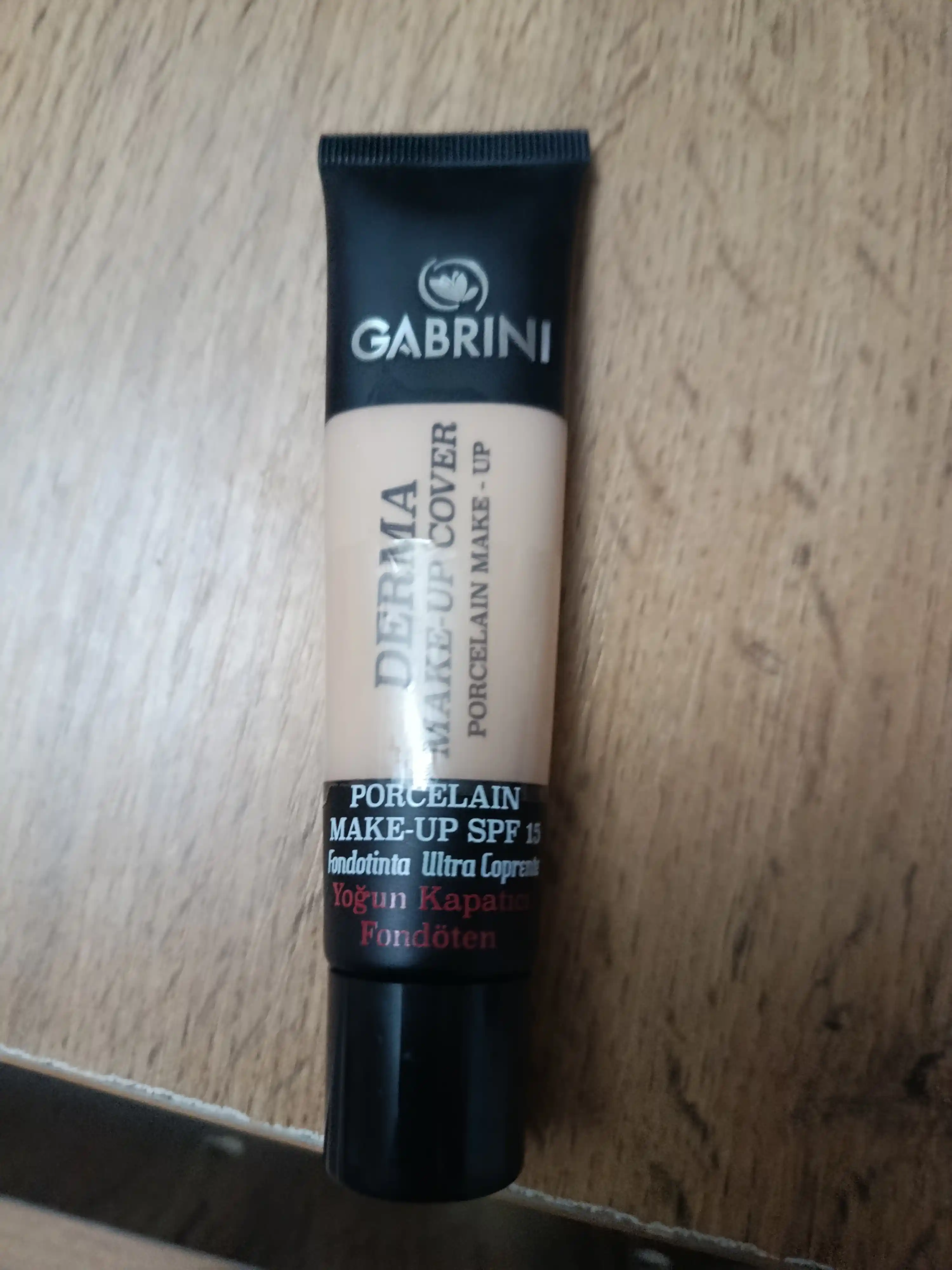 Matlovchi Gabrini Derma Tonal kremi, makiyaj uchun juda ishonchli krem SPF 15, 40 ml