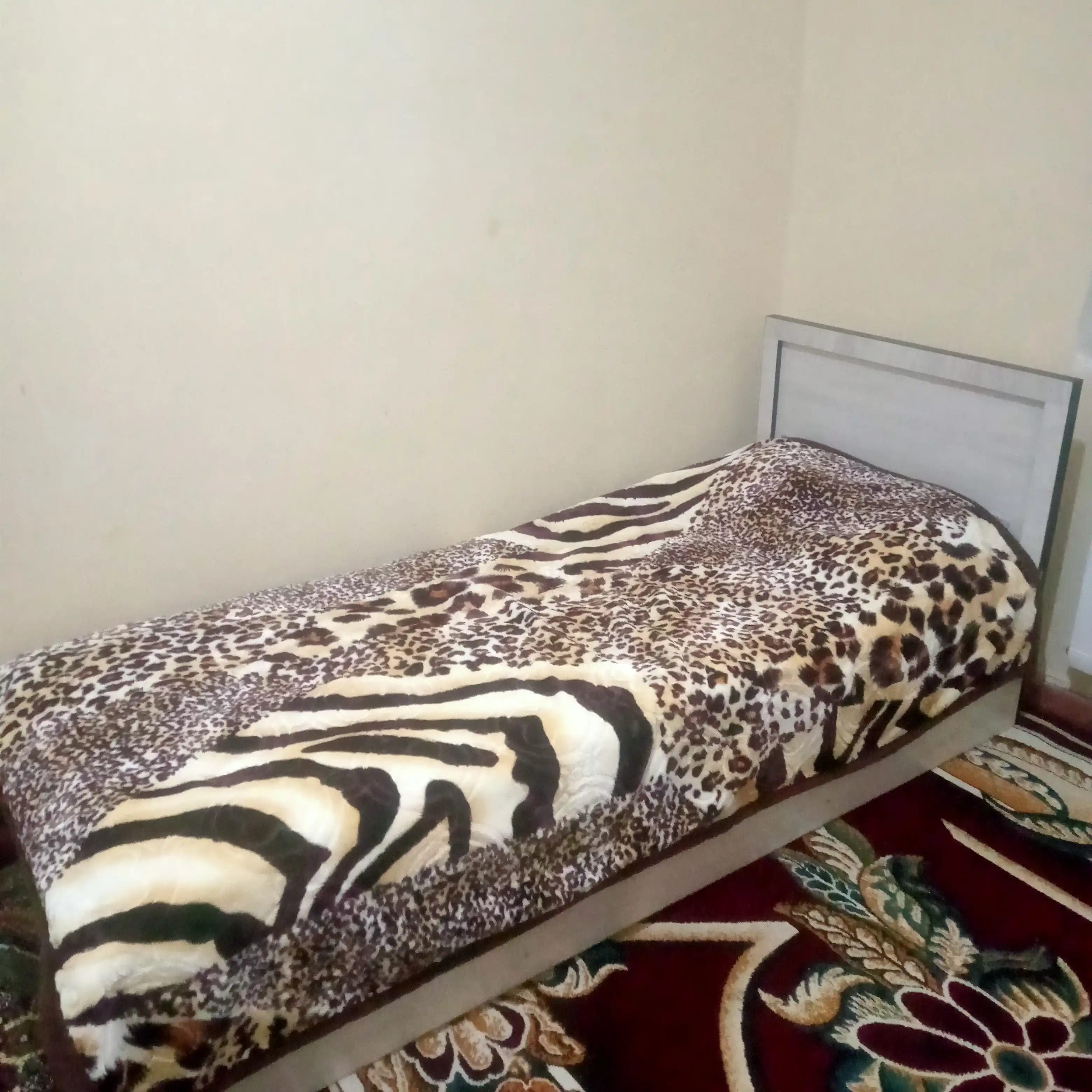 Bir kishilik to'shak, matras bilan