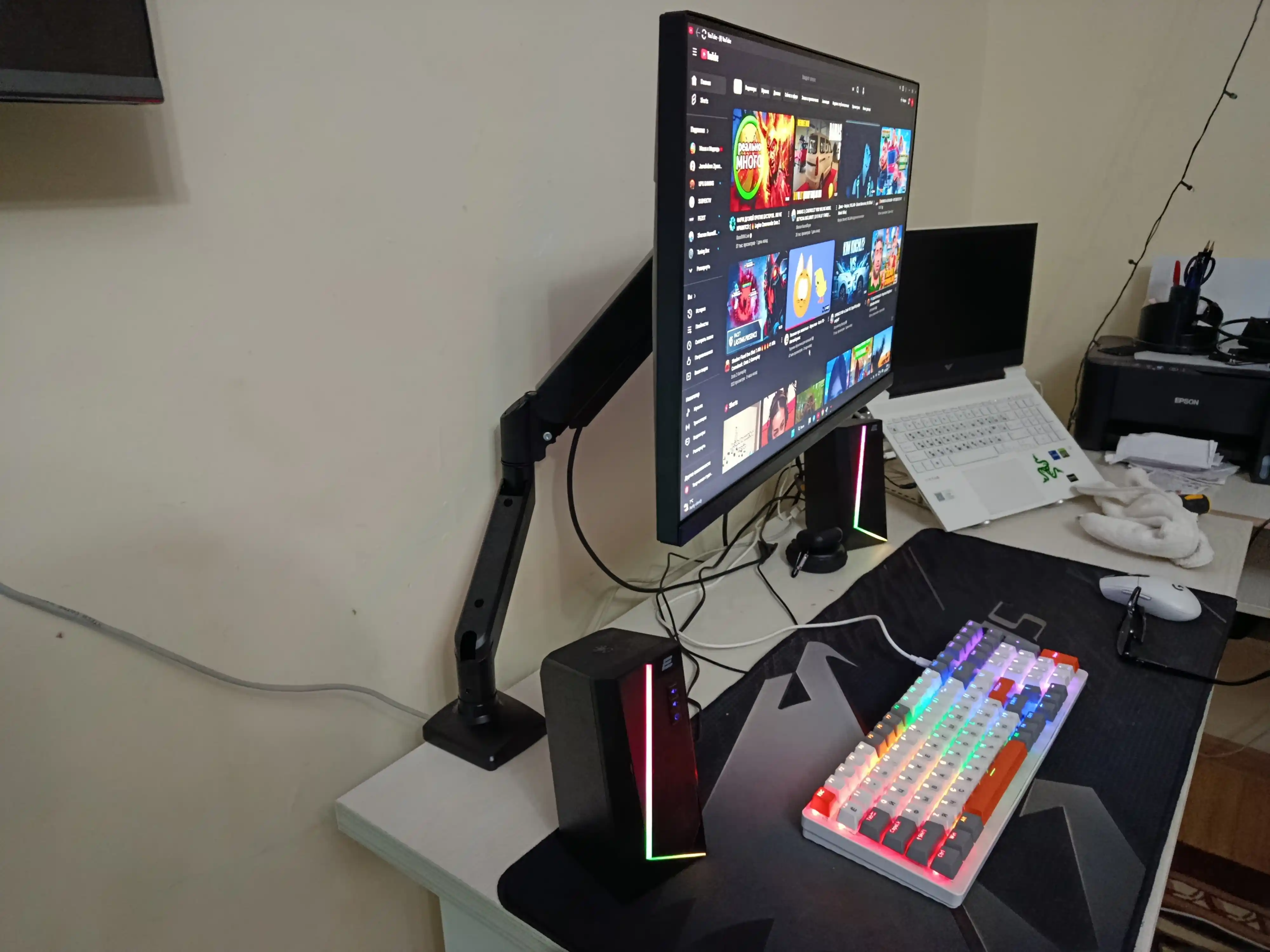 Monitorlar uchun kronshteyn M1. Stolga buriluvchan kronshteyn, monitor uchun
