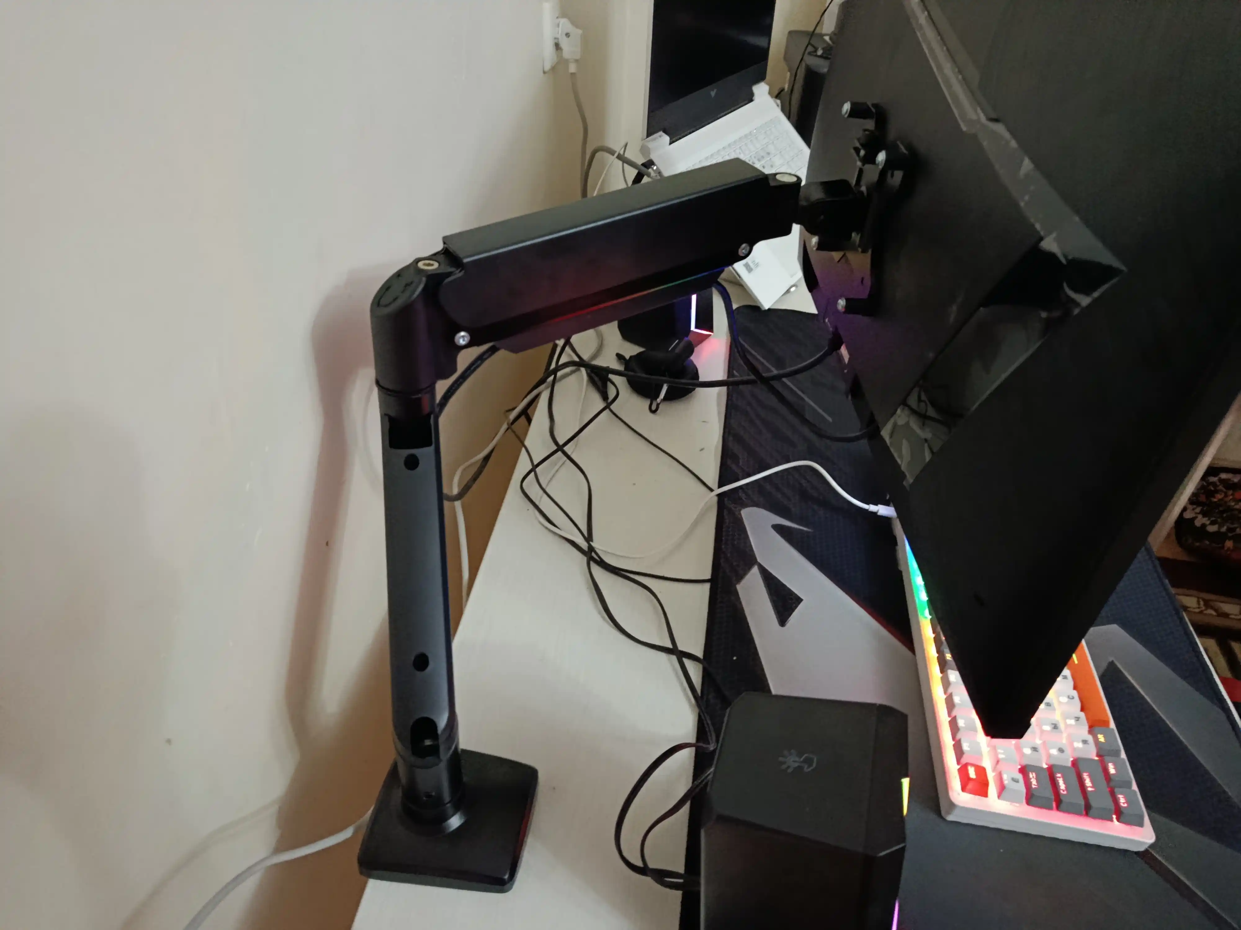 Monitorlar uchun kronshteyn M1. Stolga buriluvchan kronshteyn, monitor uchun