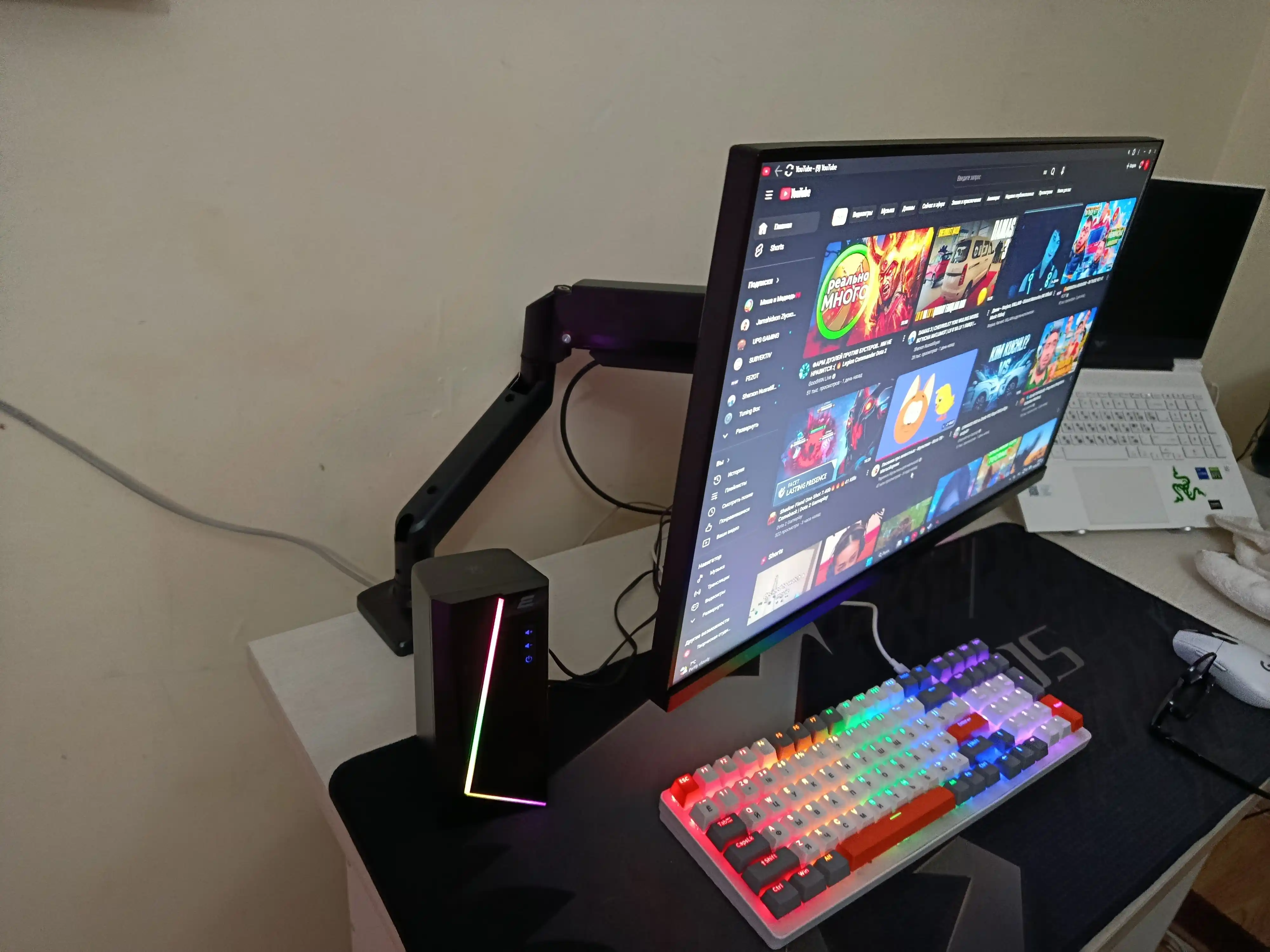 Monitorlar uchun kronshteyn M1. Stolga buriluvchan kronshteyn, monitor uchun