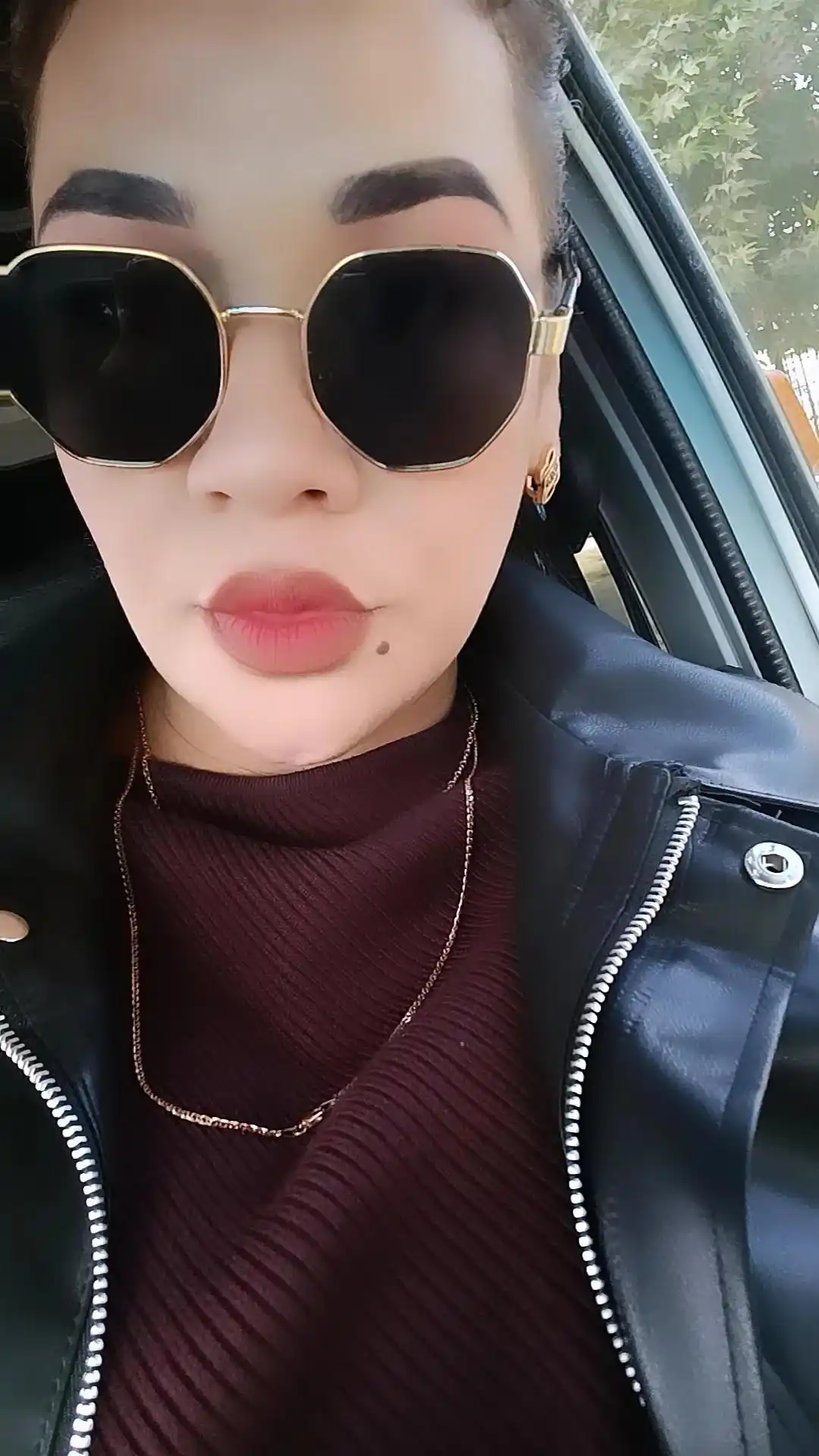 Quyoshdan himoyalovchi ayollar ko‘zoynagi